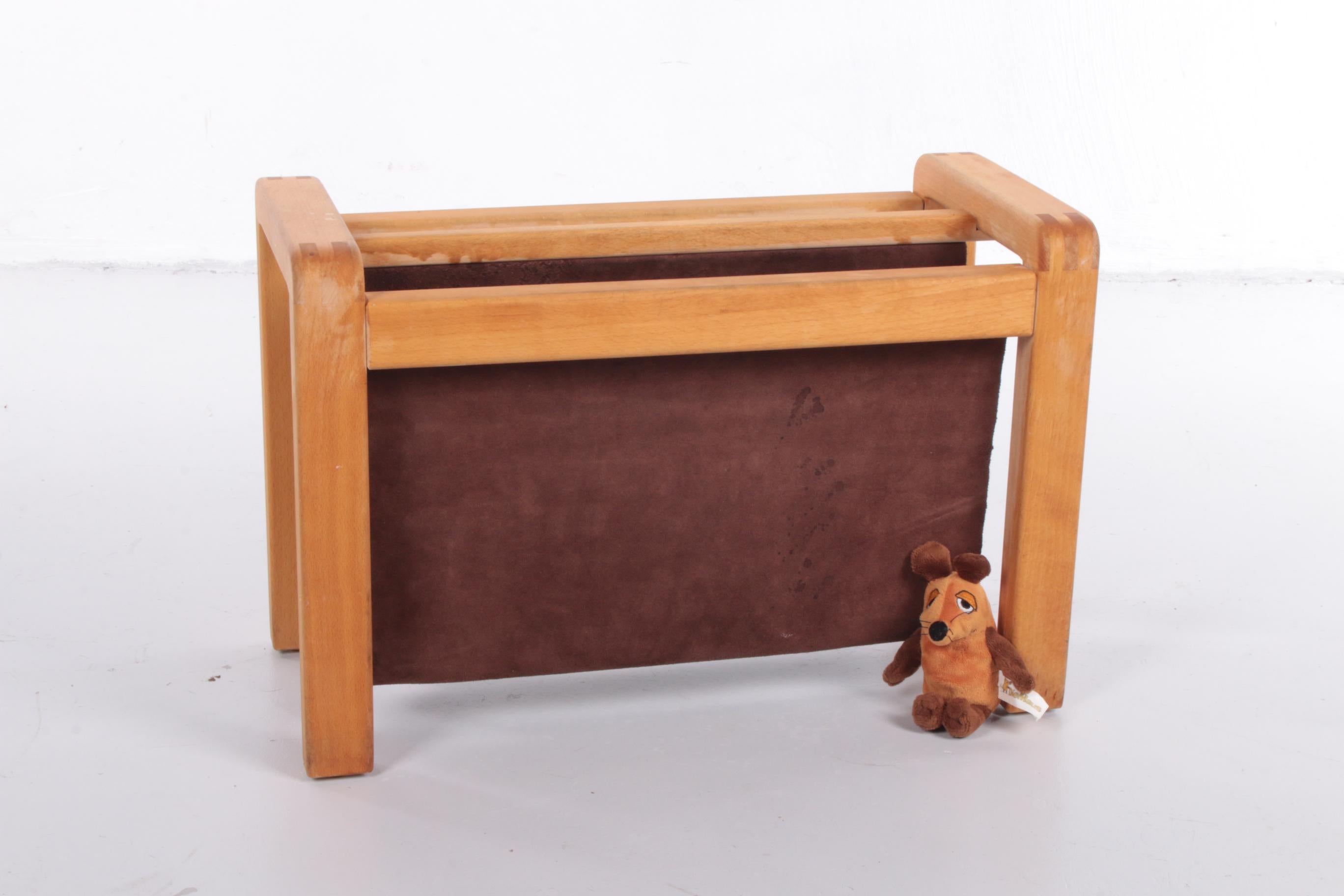 Vintage Danish magazine rack in oak from Salling Stolefabrik - 1960s

A Danish magazine rack produced in the 1960s by Salling Stolefabrik.

The warehouse rack is made of solid oak and suede.

The newspaper rack is in very good condition.
Item