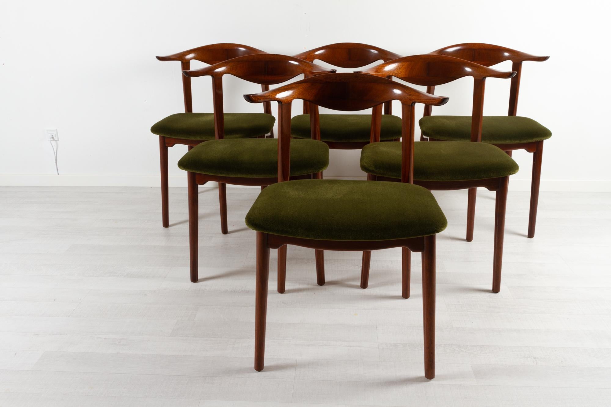 Vintage Danish Mahogany cowhorn chairs 1940s, Set of 6
Early mid-century modern cow horn chairs in solid mahogany made in Denmark. Sculptural backrests with beautiful lines. Round tapered legs. Wooden frame and back lacquered in clear gloss. Seats