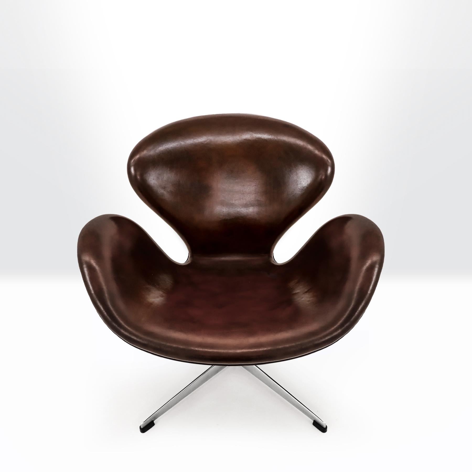 Vintage Danish Mid century 1960s Arne Jacobsen, Fritz Hansen Leather Swan chair 4