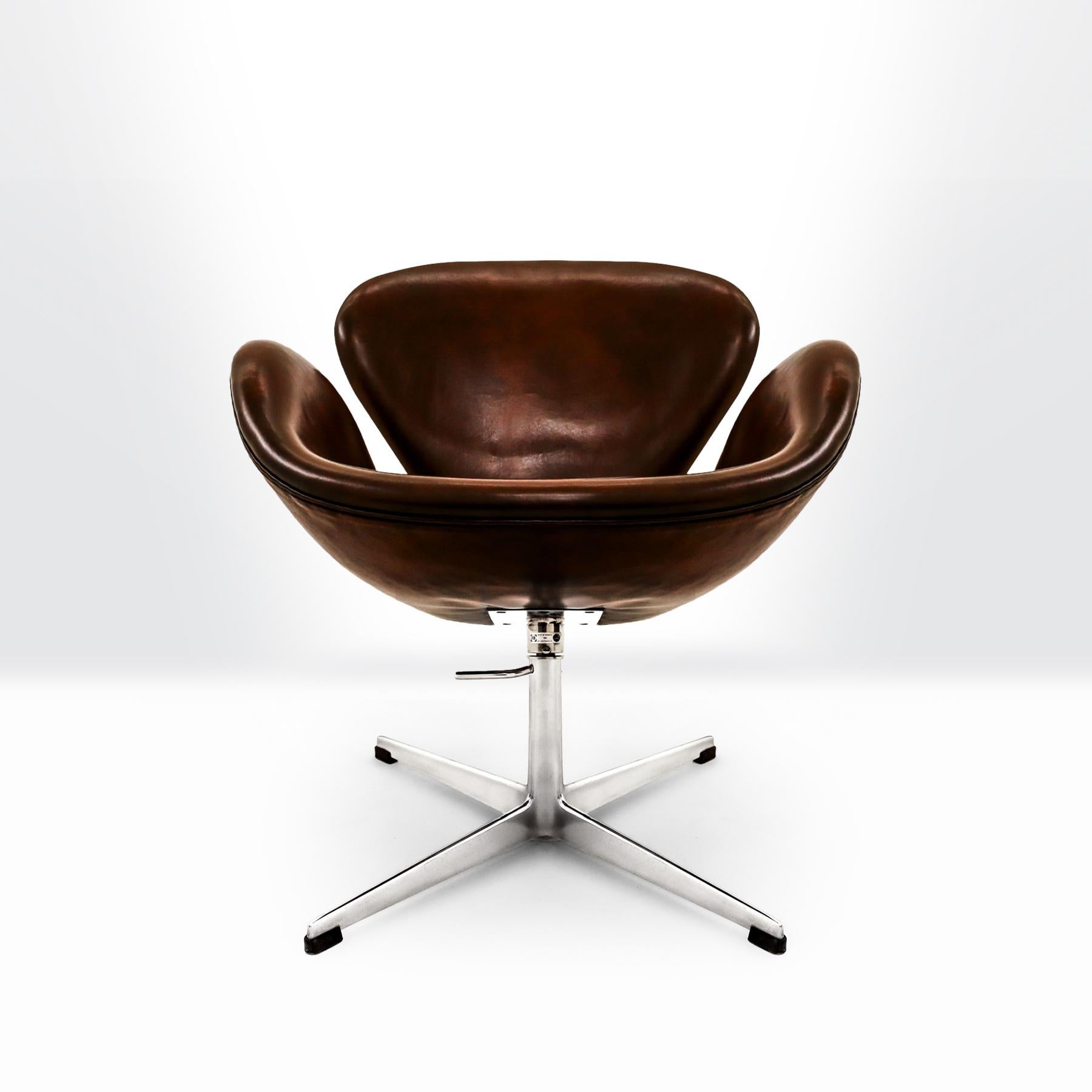 Vintage Danish Mid century 1960s Arne Jacobsen, Fritz Hansen Leather Swan chair 8