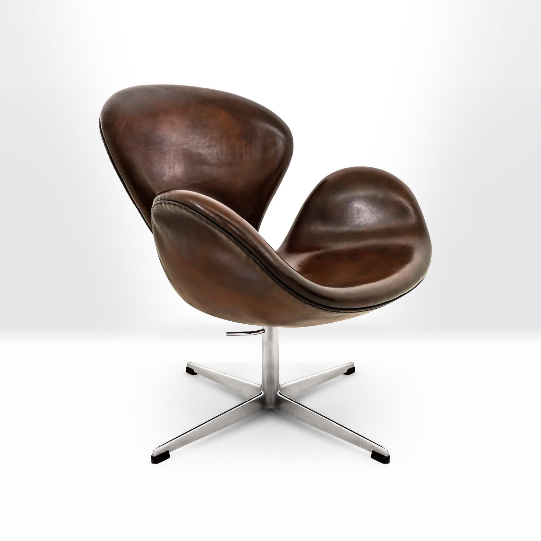 Mid-Century Modern Vintage Danish Mid century 1960s Arne Jacobsen, Fritz Hansen Leather Swan chair