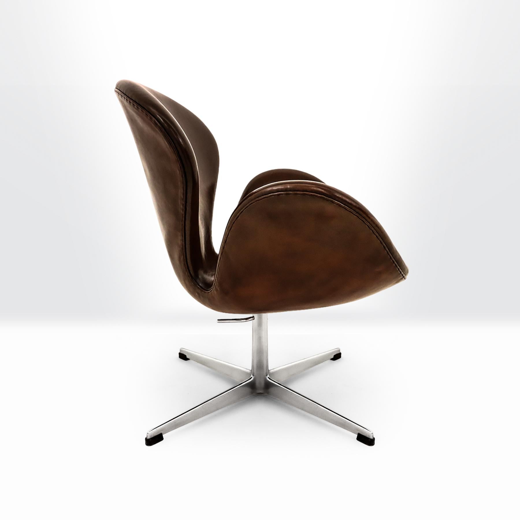 Vintage Danish Mid century 1960s Arne Jacobsen, Fritz Hansen Leather Swan chair In Good Condition In Highclere, Newbury