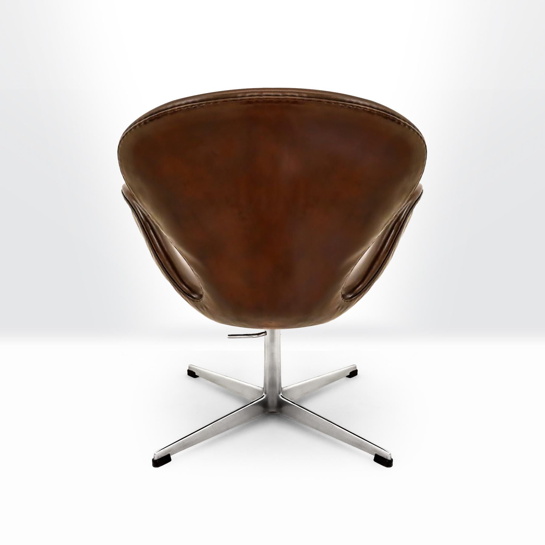 Aluminum Vintage Danish Mid century 1960s Arne Jacobsen, Fritz Hansen Leather Swan chair