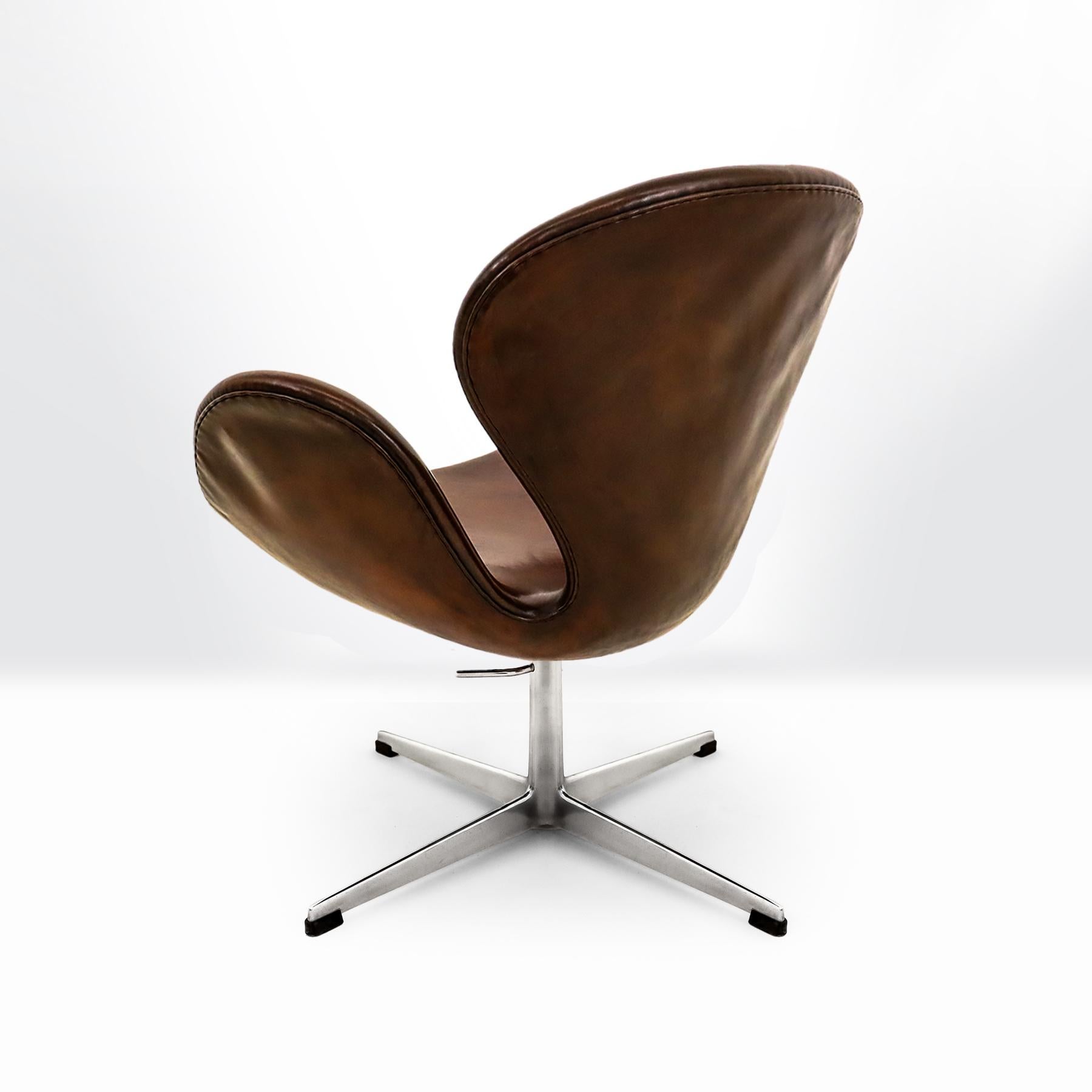 Vintage Danish Mid century 1960s Arne Jacobsen, Fritz Hansen Leather Swan chair 1
