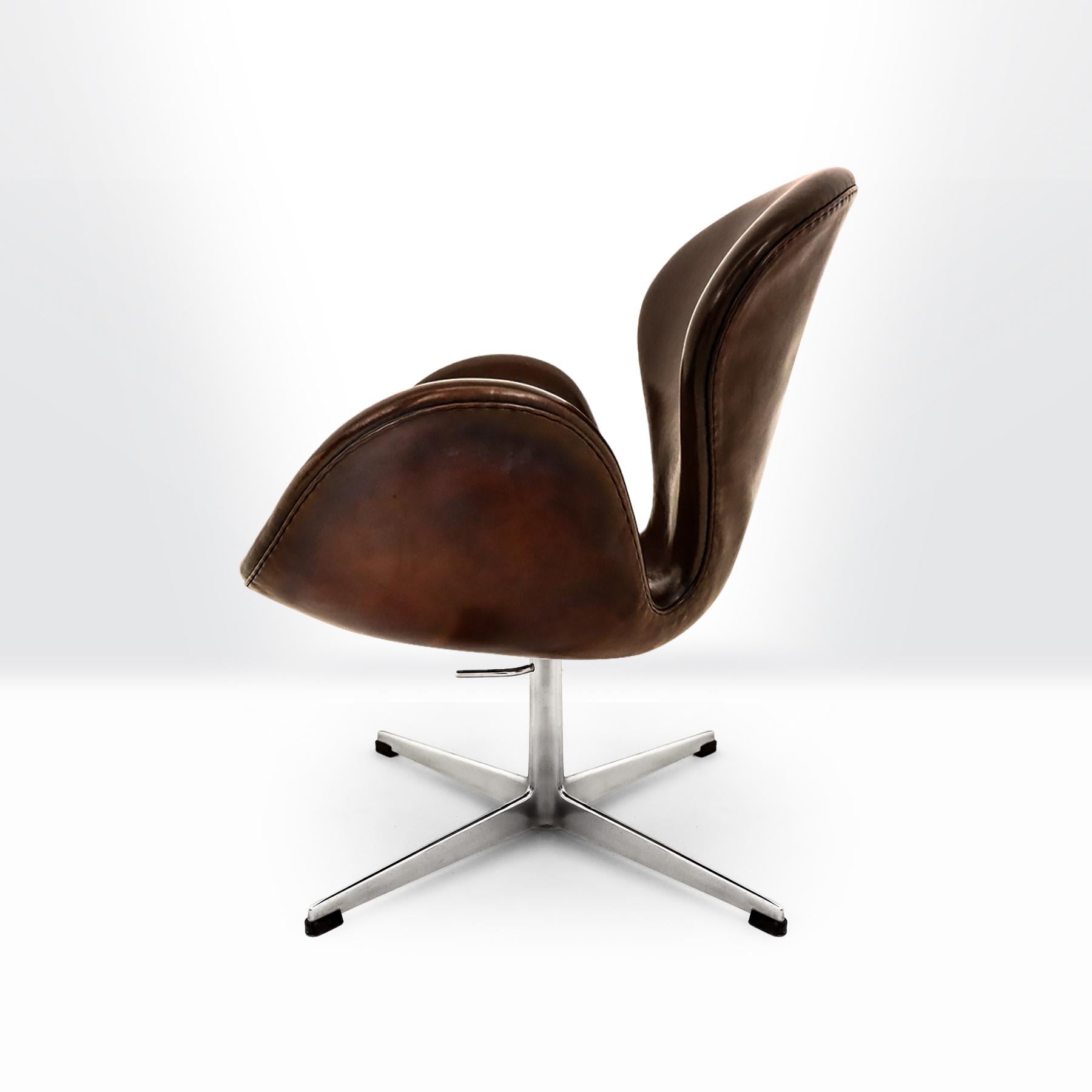 Vintage Danish Mid century 1960s Arne Jacobsen, Fritz Hansen Leather Swan chair 2