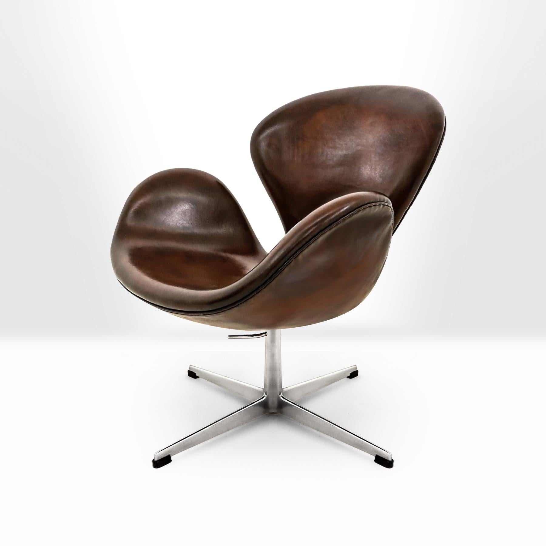 Vintage Danish Mid century 1960s Arne Jacobsen, Fritz Hansen Leather Swan chair 3