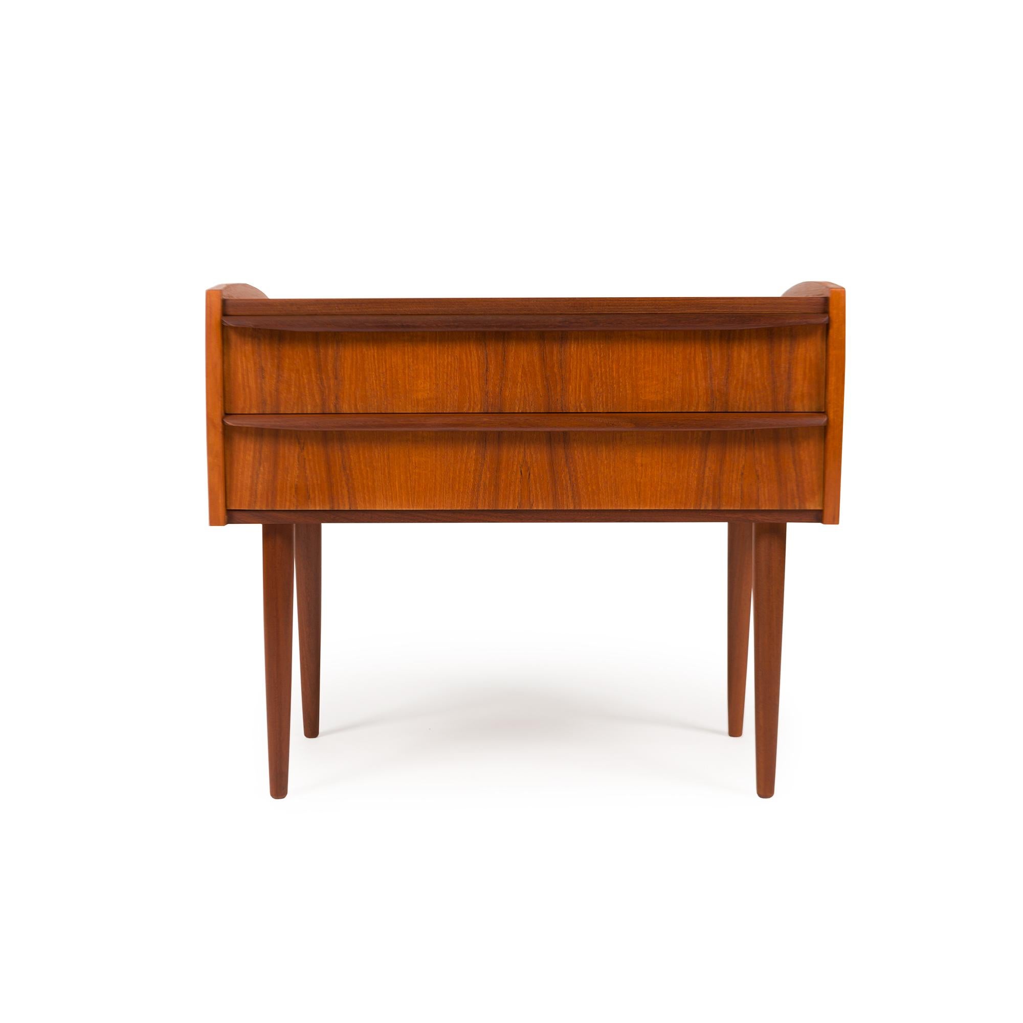 Die dänischen Mid-Century-Möbel verkörpern mit ihrer zeitlosen Eleganz, Funktionalität und außergewöhnlichen Handwerkskunst die skandinavischen Designprinzipien. Die in den 1950er und 1960er Jahren aufblühende Kunst spiegelt die Sensibilität der