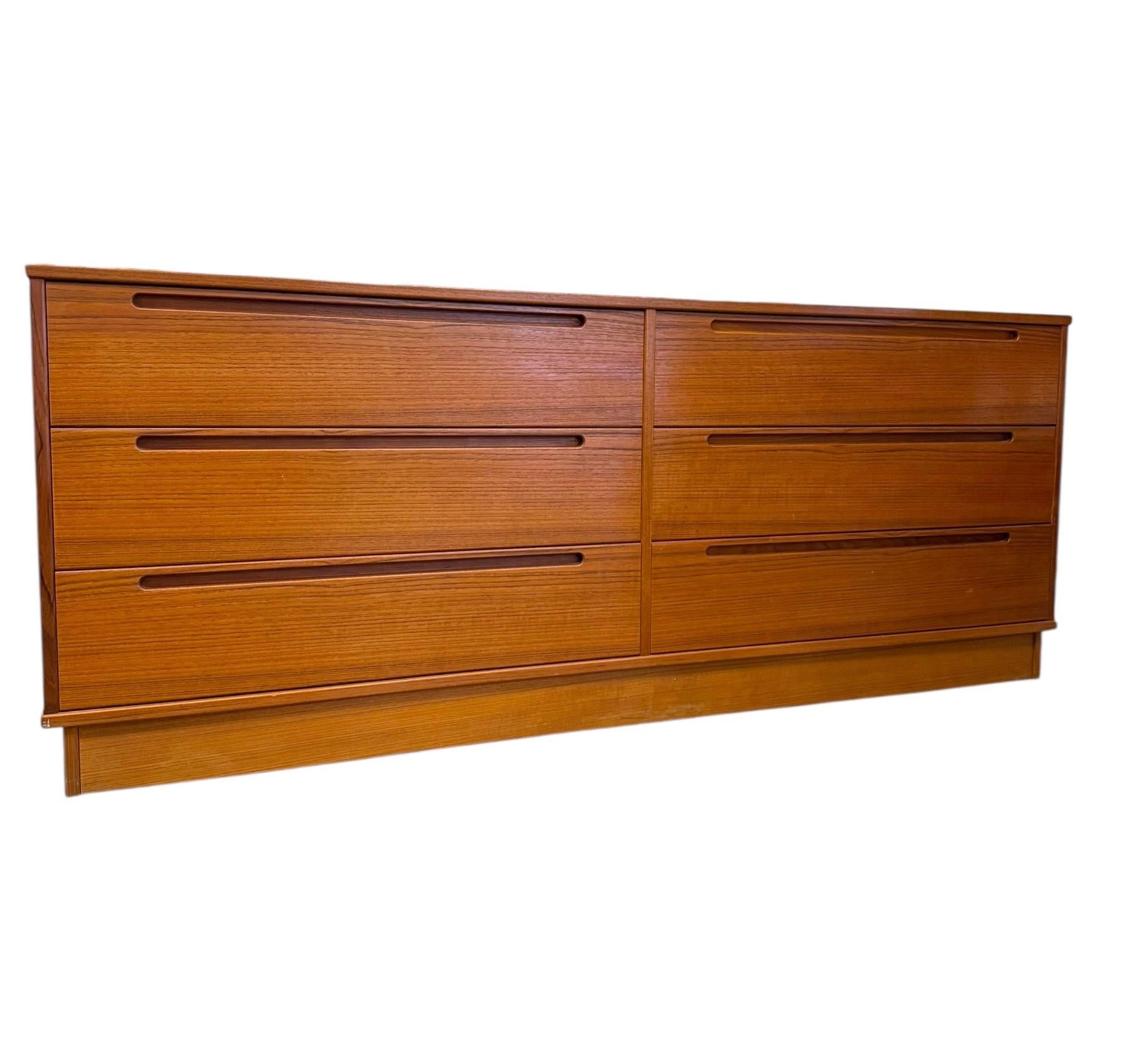 Vintage Danish Mid Century 6-Drawer Teak Dresser Attributed to Nils Jonsson. In Good Condition For Sale In Seattle, WA