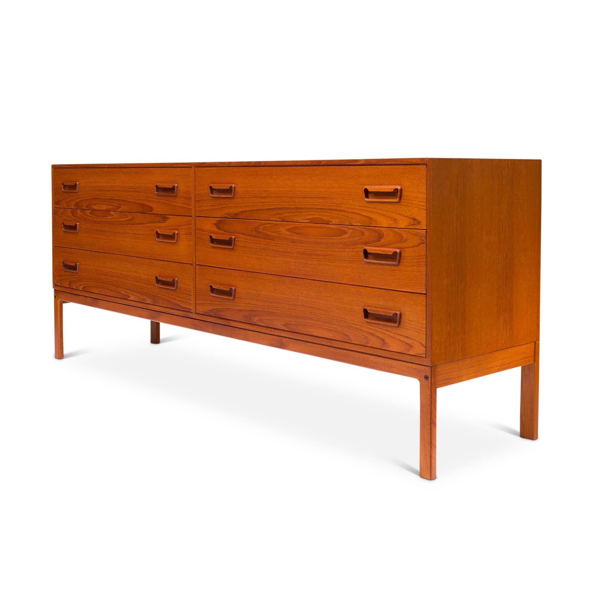 Arne Wahl Iversen (born in 1927), a luminary of mid-century Danish design, embodies elegance and functionality in his iconic furniture pieces. Revered for his use of teak and rosewood, his chairs, sideboards, and desks stand as timeless testaments