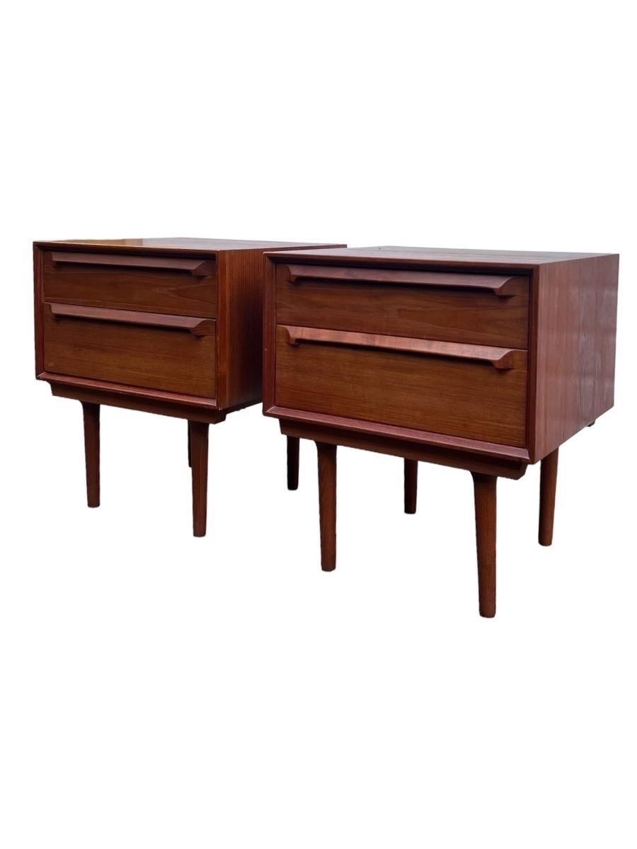 Vintage Danish Mid-Century Modern end table set. Sculpted handles dovetail drawers

Dimensions. 20 W ; 18 D ; 23 H.