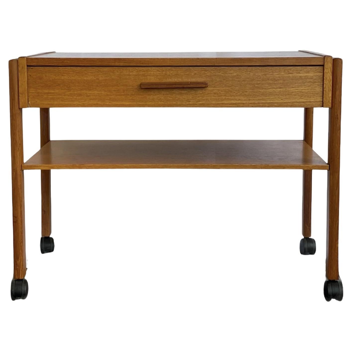 Table d'appoint danoise du milieu du siècle dernier avec roulettes
