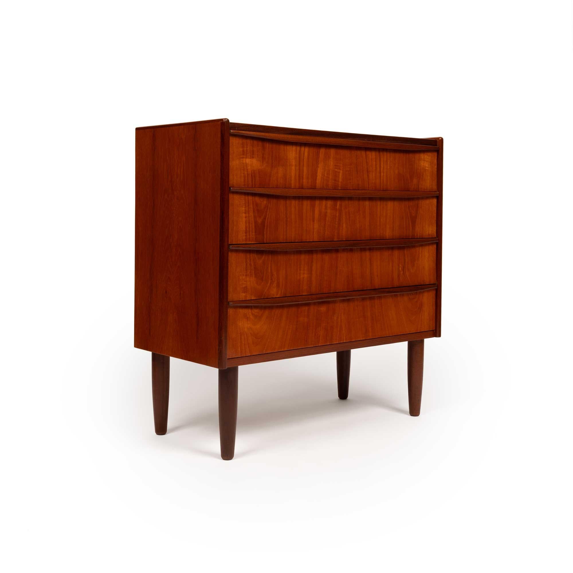 Vintage Danish Mid-Century Vier Schubladen Teak Lowboy Kommode (Moderne der Mitte des Jahrhunderts) im Angebot