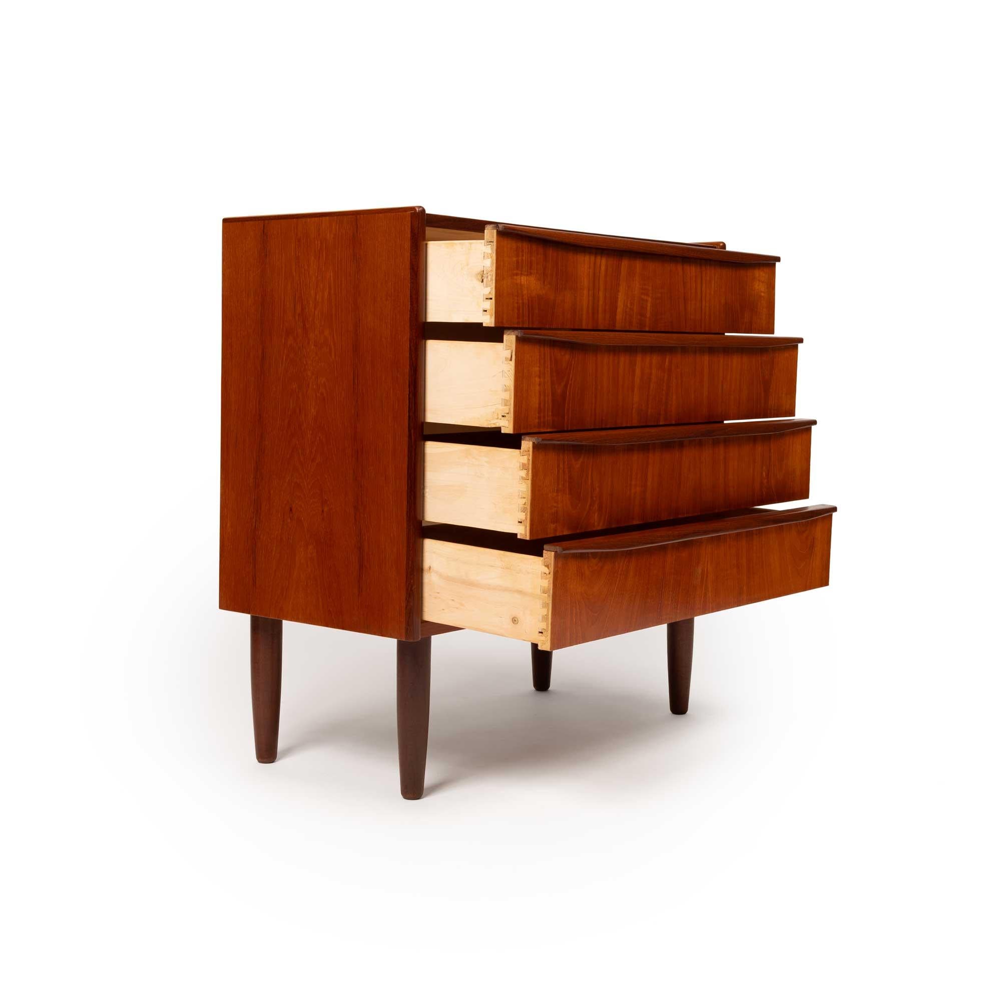 Vintage Danish Mid-Century Vier Schubladen Teak Lowboy Kommode (Dänisch) im Angebot