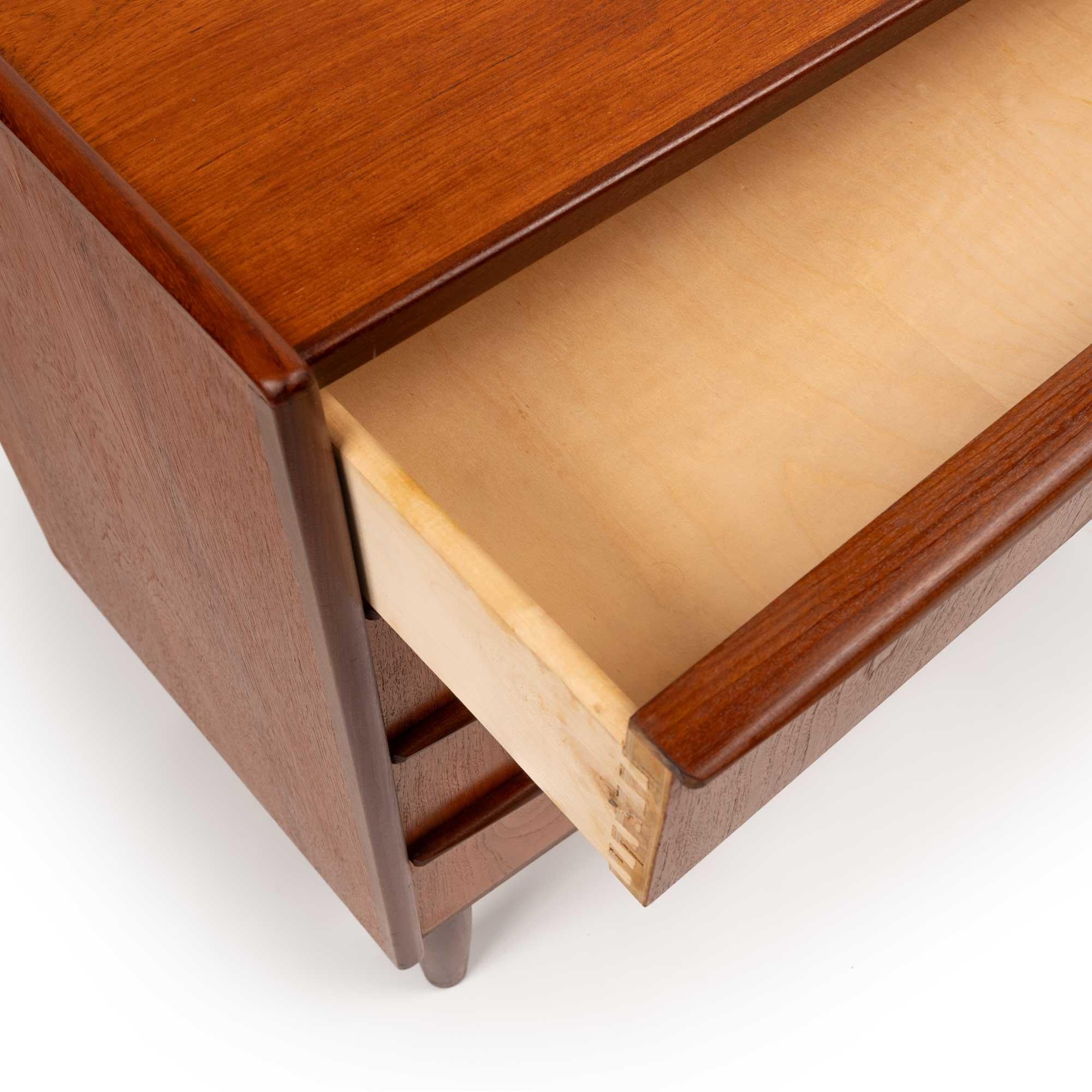 Vintage Danish Mid-Century Vier Schubladen Teak Lowboy Kommode im Zustand „Gut“ im Angebot in Emeryville, CA