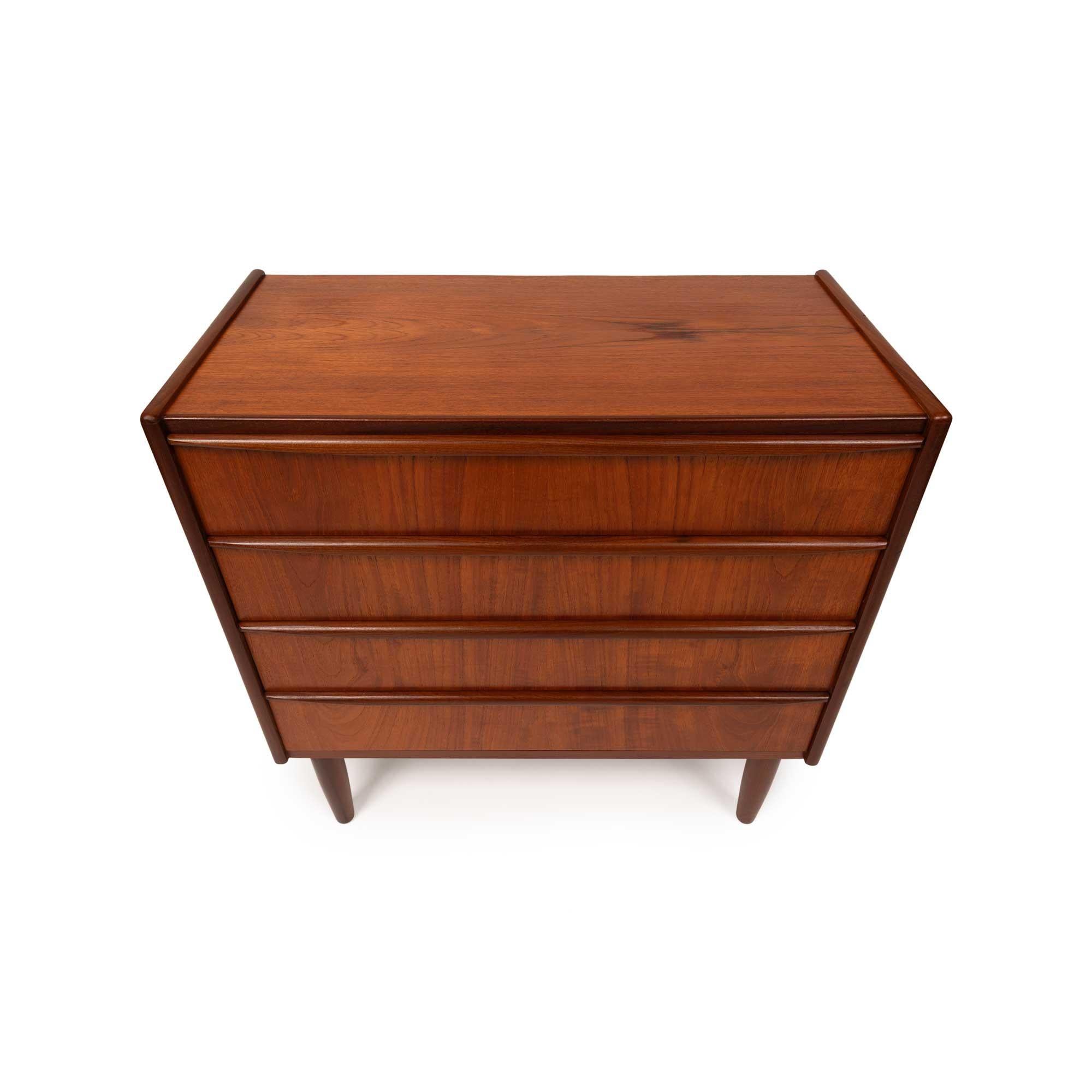 Vintage Danish Mid-Century Vier Schubladen Teak Lowboy Kommode (20. Jahrhundert) im Angebot