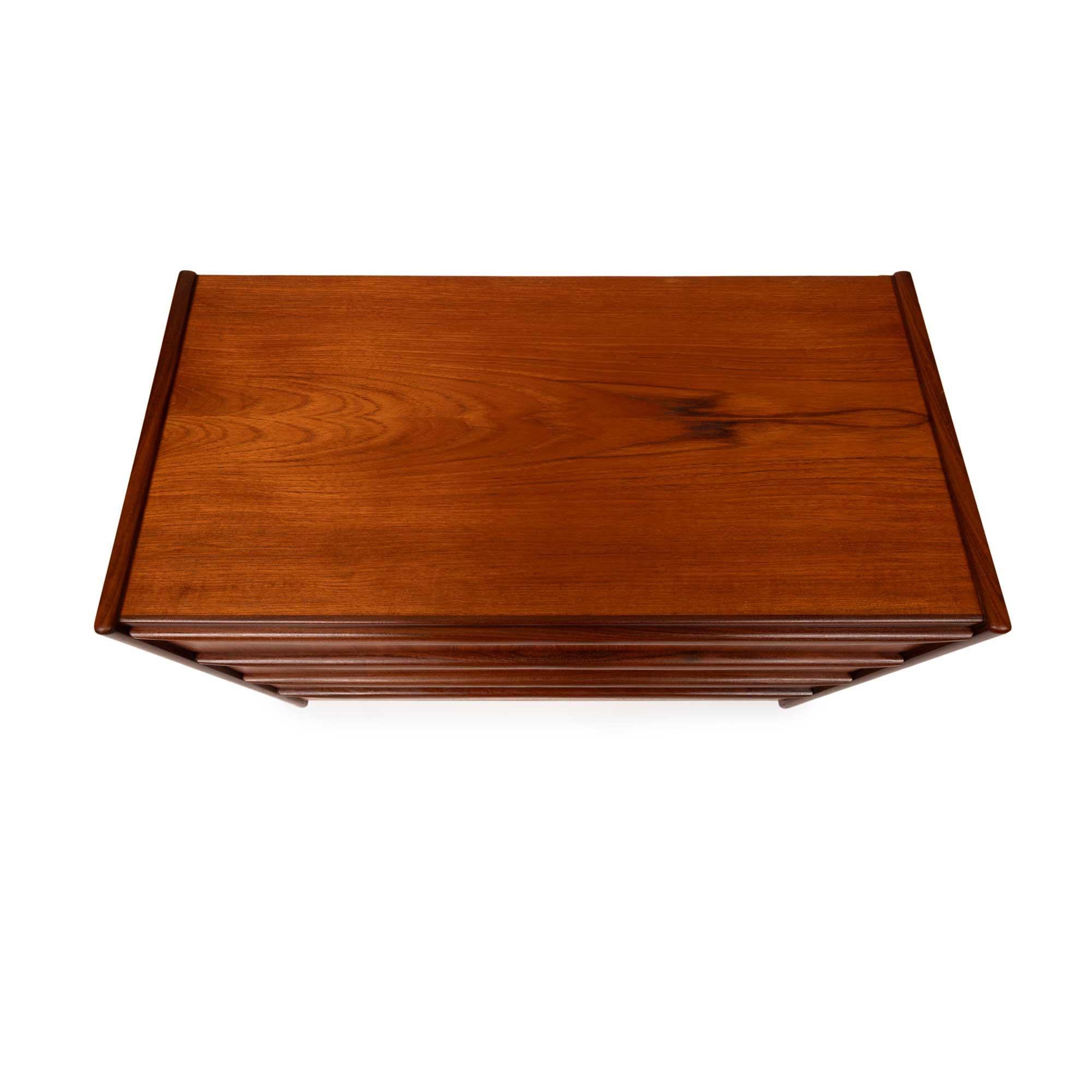 Vintage Danish Mid-Century Vier Schubladen Teak Lowboy Kommode (Teakholz) im Angebot