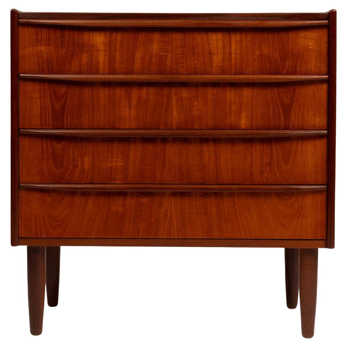 Vintage Danish Mid-Century Vier Schubladen Teak Lowboy Kommode im Angebot