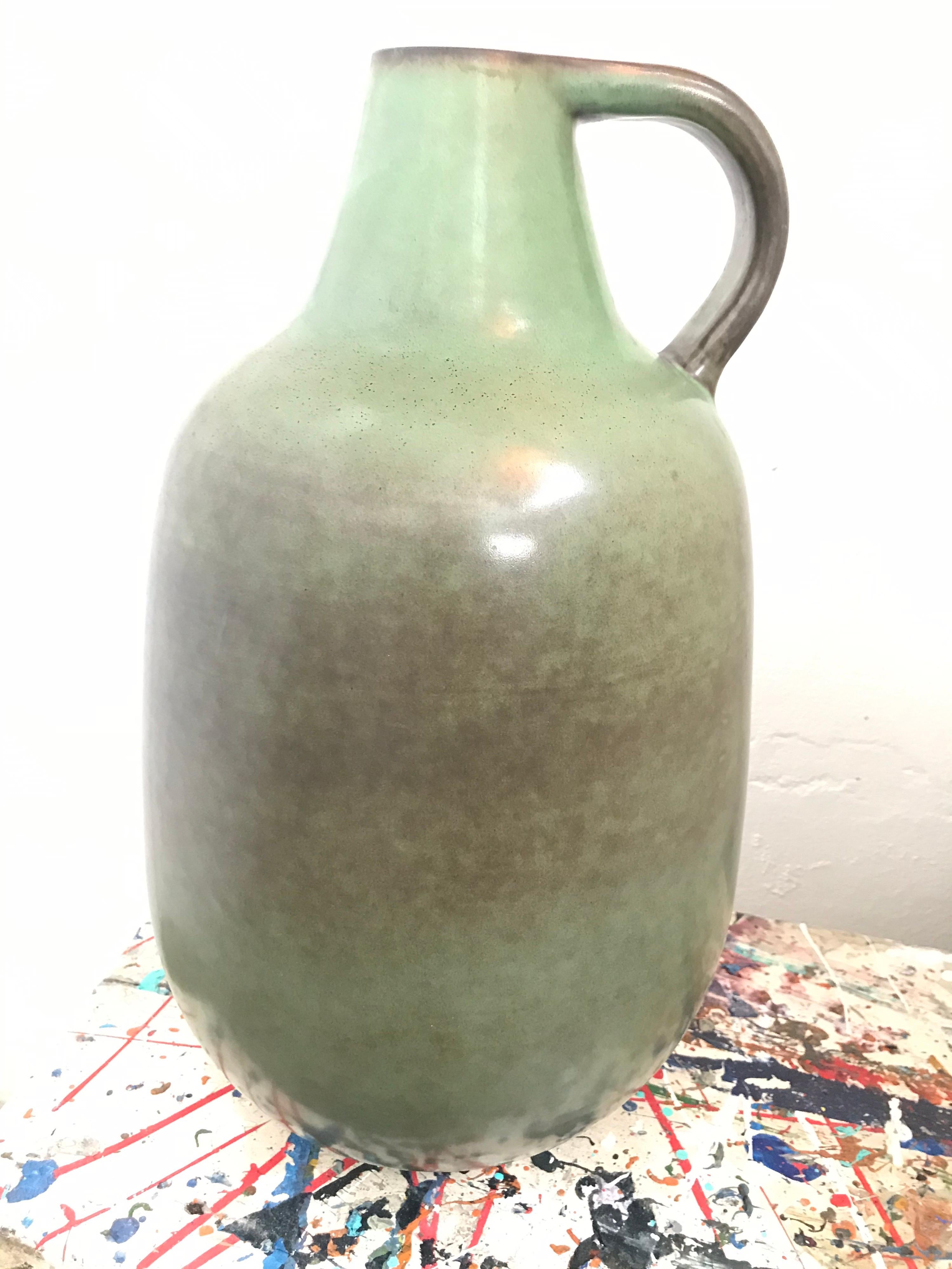 Vintage vase de sol danois Knabstrup du milieu du siècle dernier, avec une belle glaçure verte.
En excellent état, sans fissures ni éclats, et toujours avec le Label d'origine sur la base.
Knabstrup est une petite ville ferroviaire, avec une