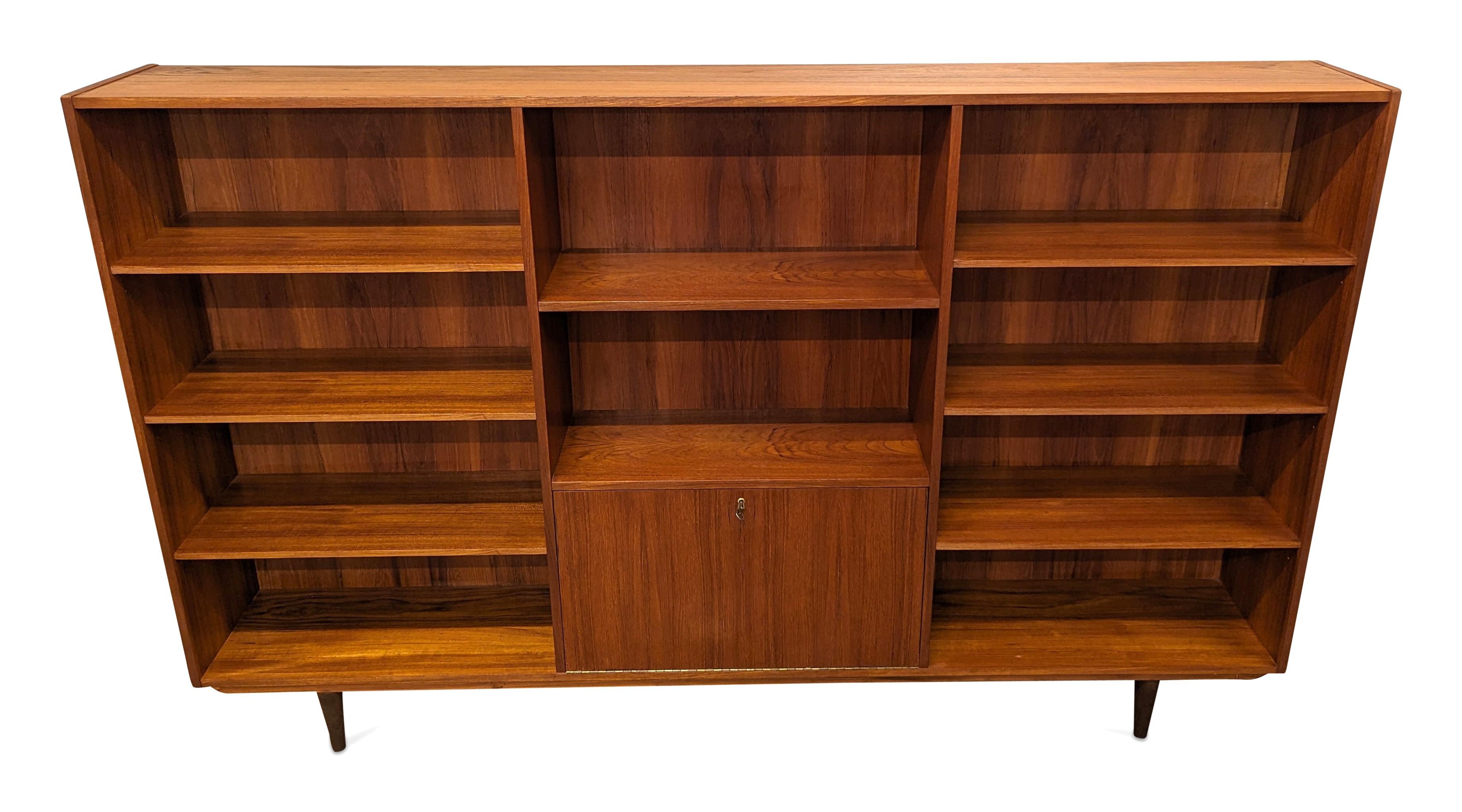 Vintage Danish Mid Century Long Teak Bookcase - 0224111 In Good Condition For Sale In Jersey City, NJ