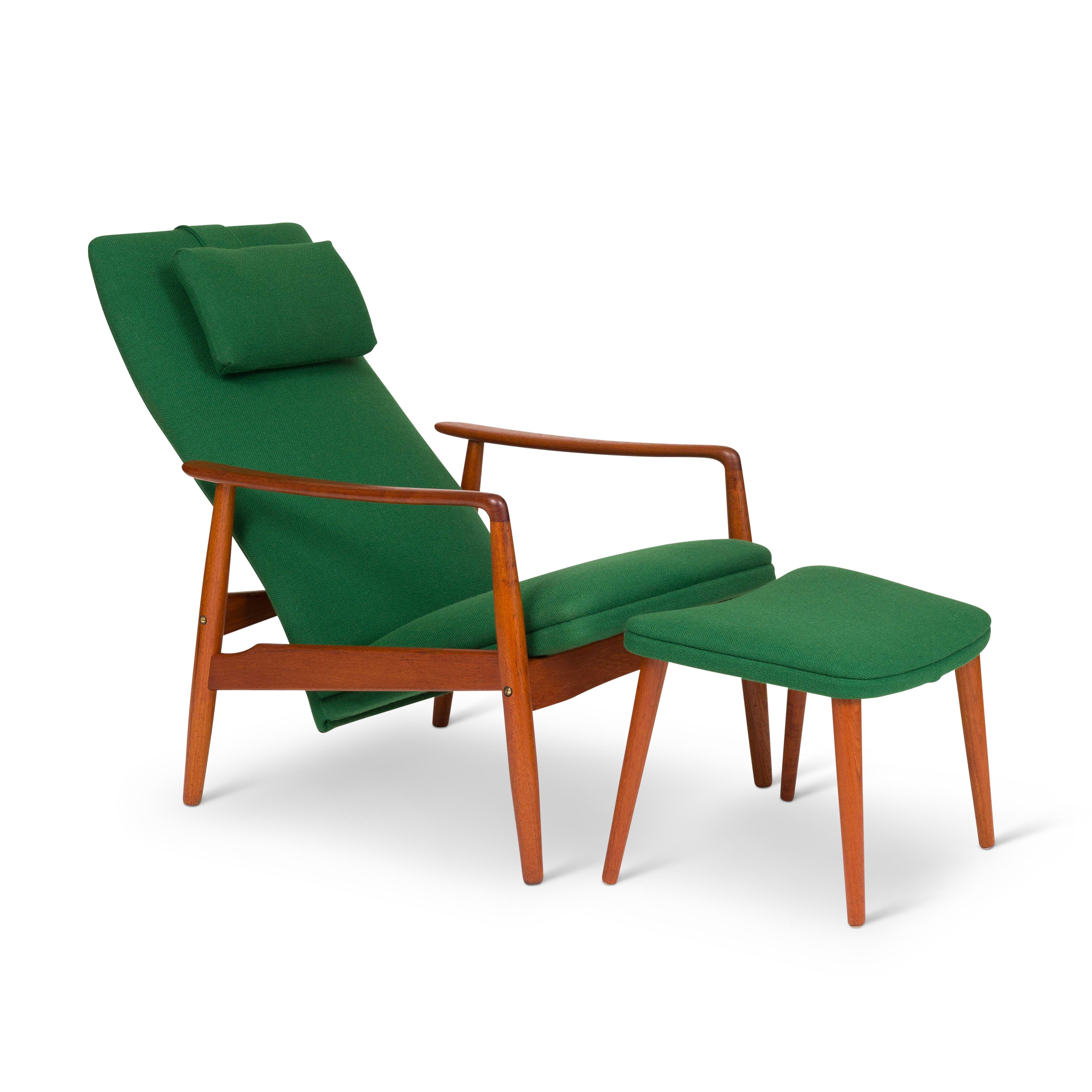 Chaise longue vintage super confortable à haut dossier et ottoman conçus par Svend Langkilde pour SL Mobler Danemark. La chaise longue est dotée d'un cadre en teck massif sculpté et s'incline manuellement. Récemment retapissé avec une nouvelle