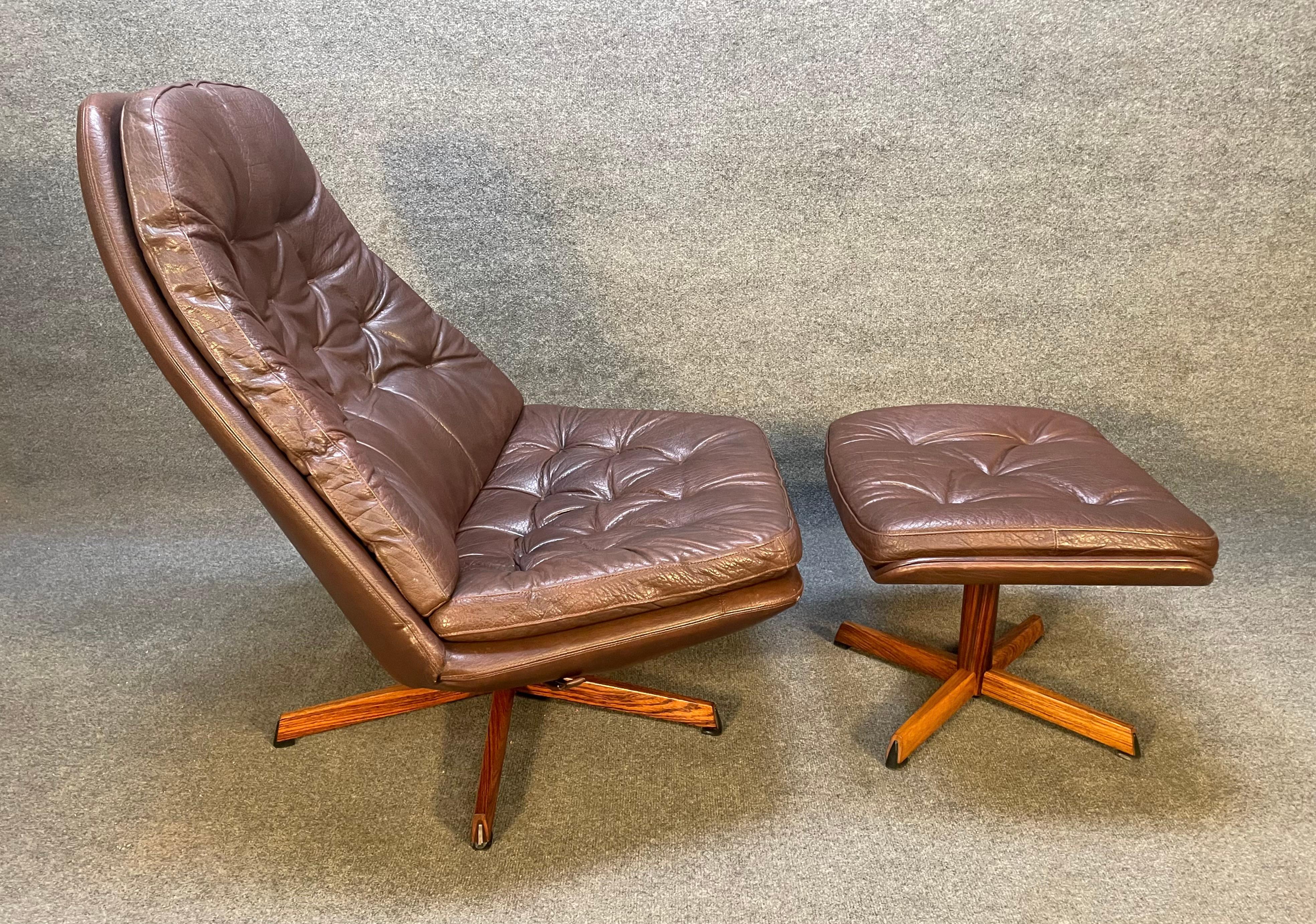 Here is a beautiful scandinavian modern lounge chair and its ottoman in leather and rosewood designed by Madsen and Schubell and manufactured by Bovenkamp in Denmark in the early 1970's.
This comfortable set, recently imported from Europe to