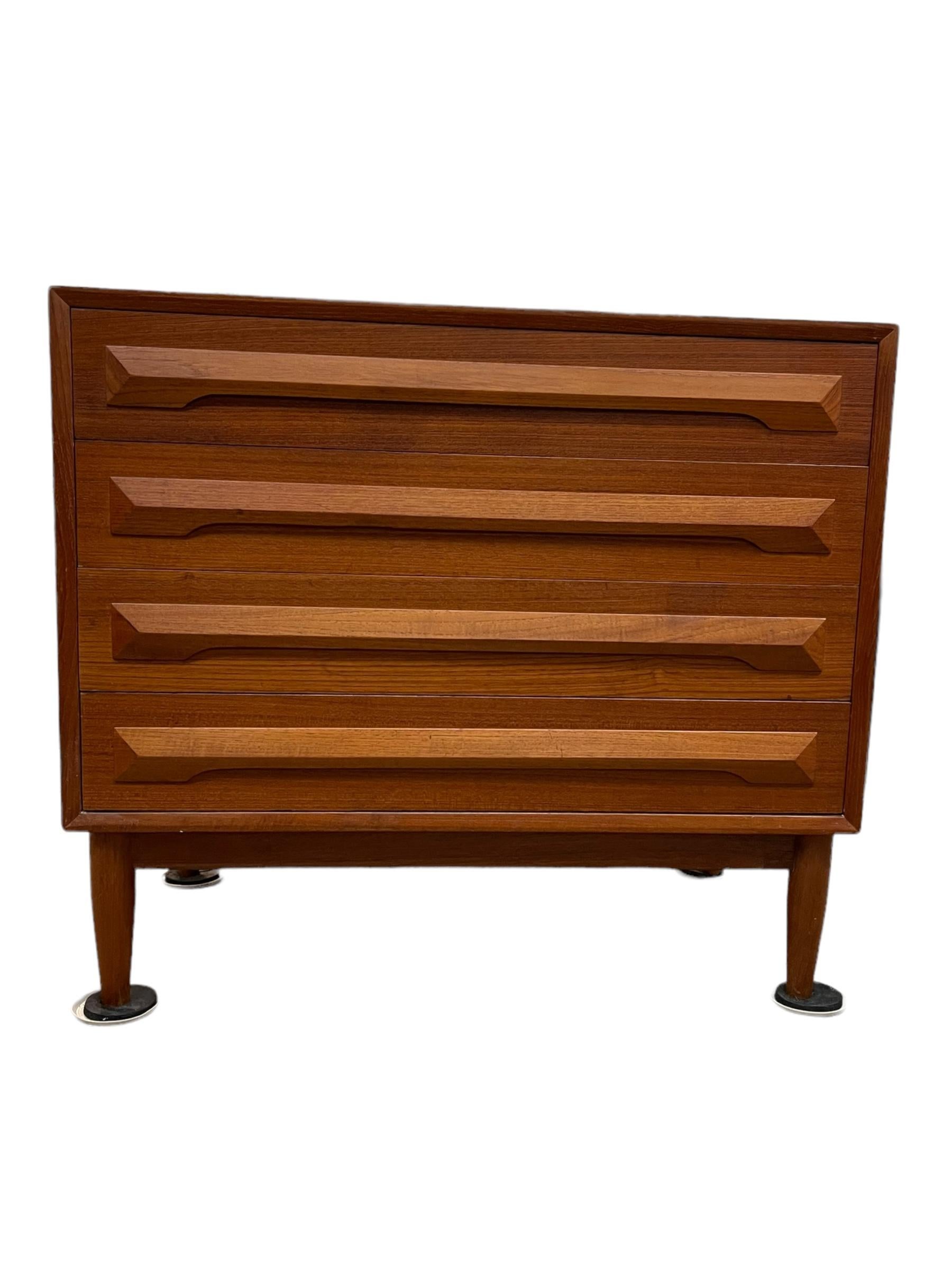 Mid-Century moderno Vintage Danish Mid Century Modern 4 Drawer Dresser in teak con cassetti a coda di rondine in vendita