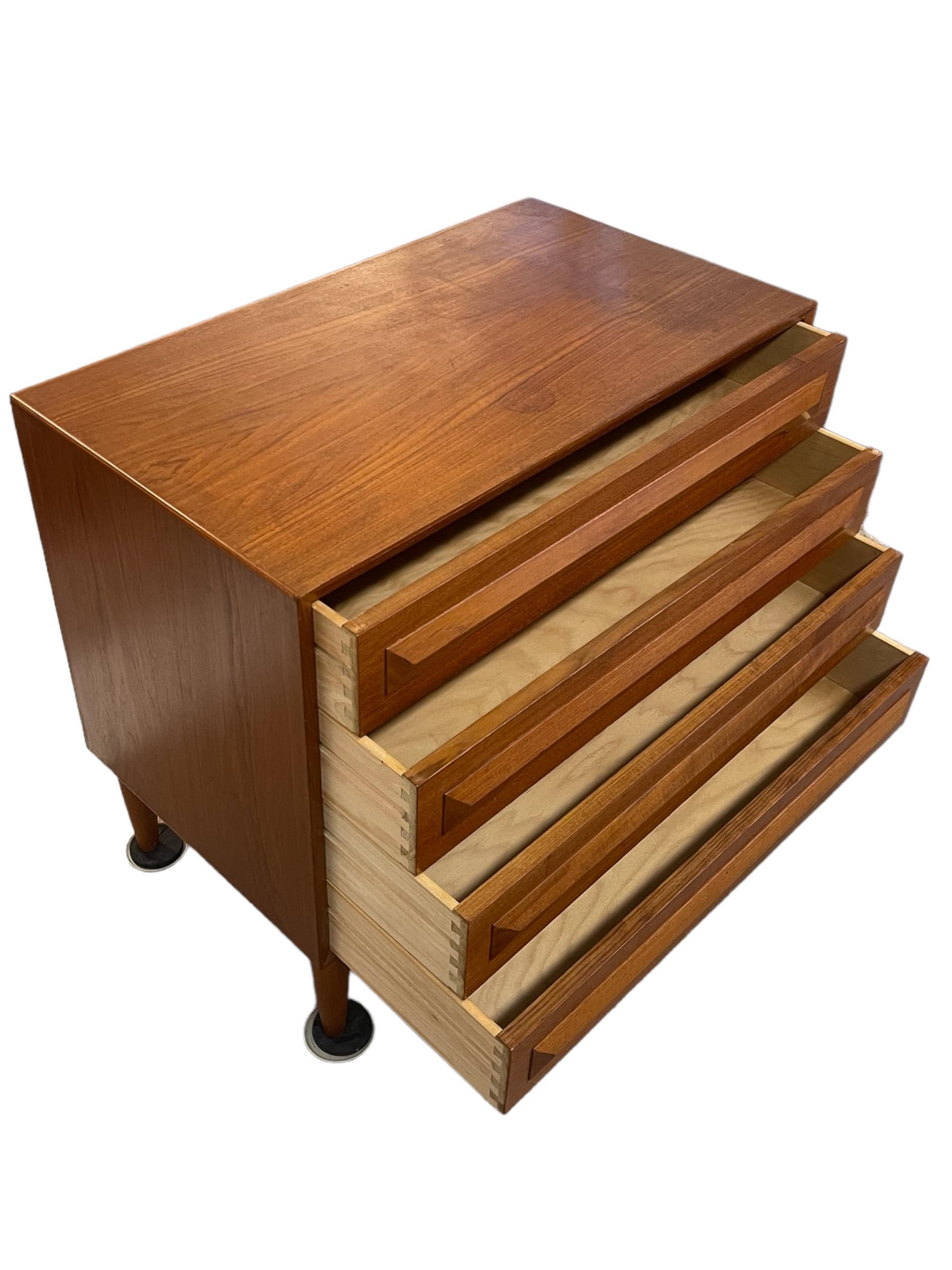 Vintage Danish Mid Century Modern 4 Drawer Dresser in teak con cassetti a coda di rondine In condizioni buone in vendita a Seattle, WA