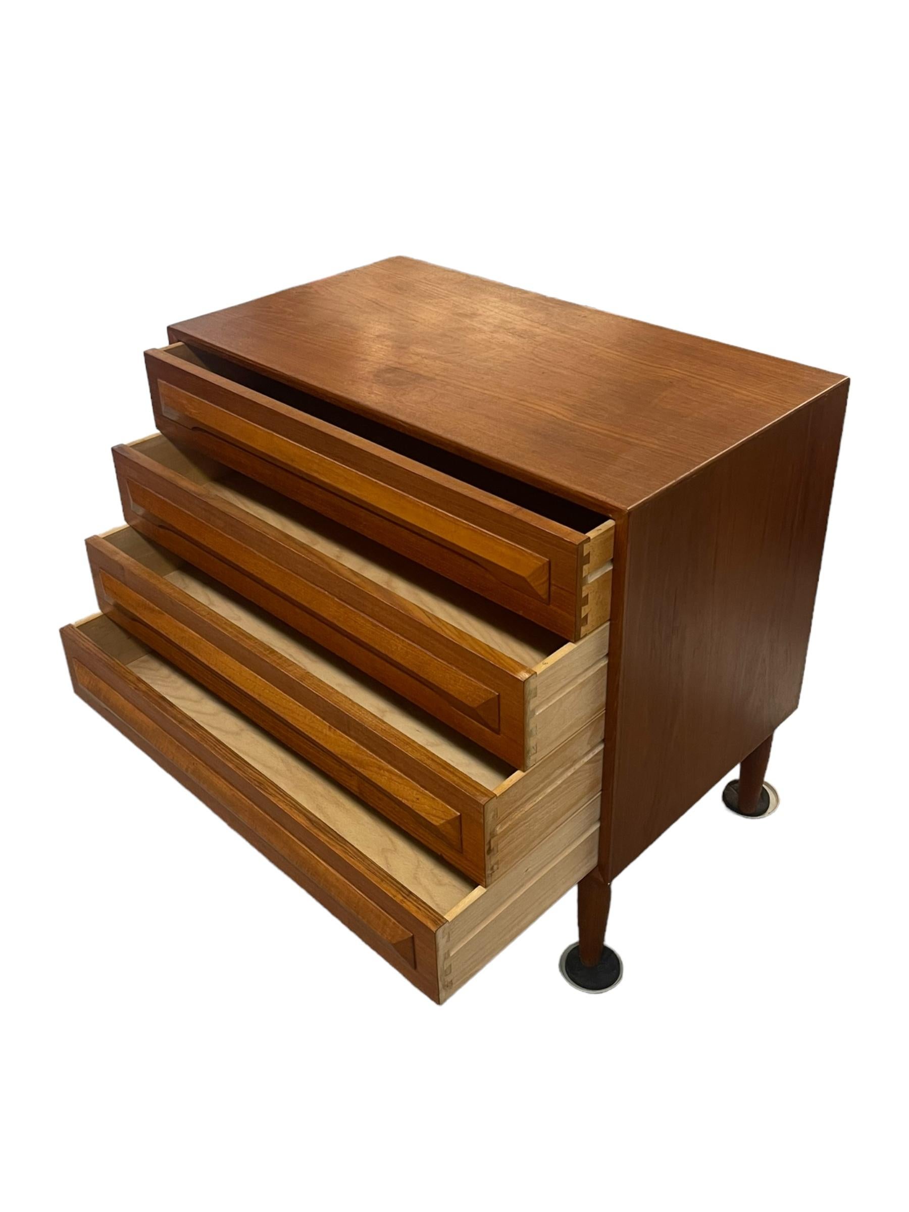 Fine XX secolo Vintage Danish Mid Century Modern 4 Drawer Dresser in teak con cassetti a coda di rondine in vendita