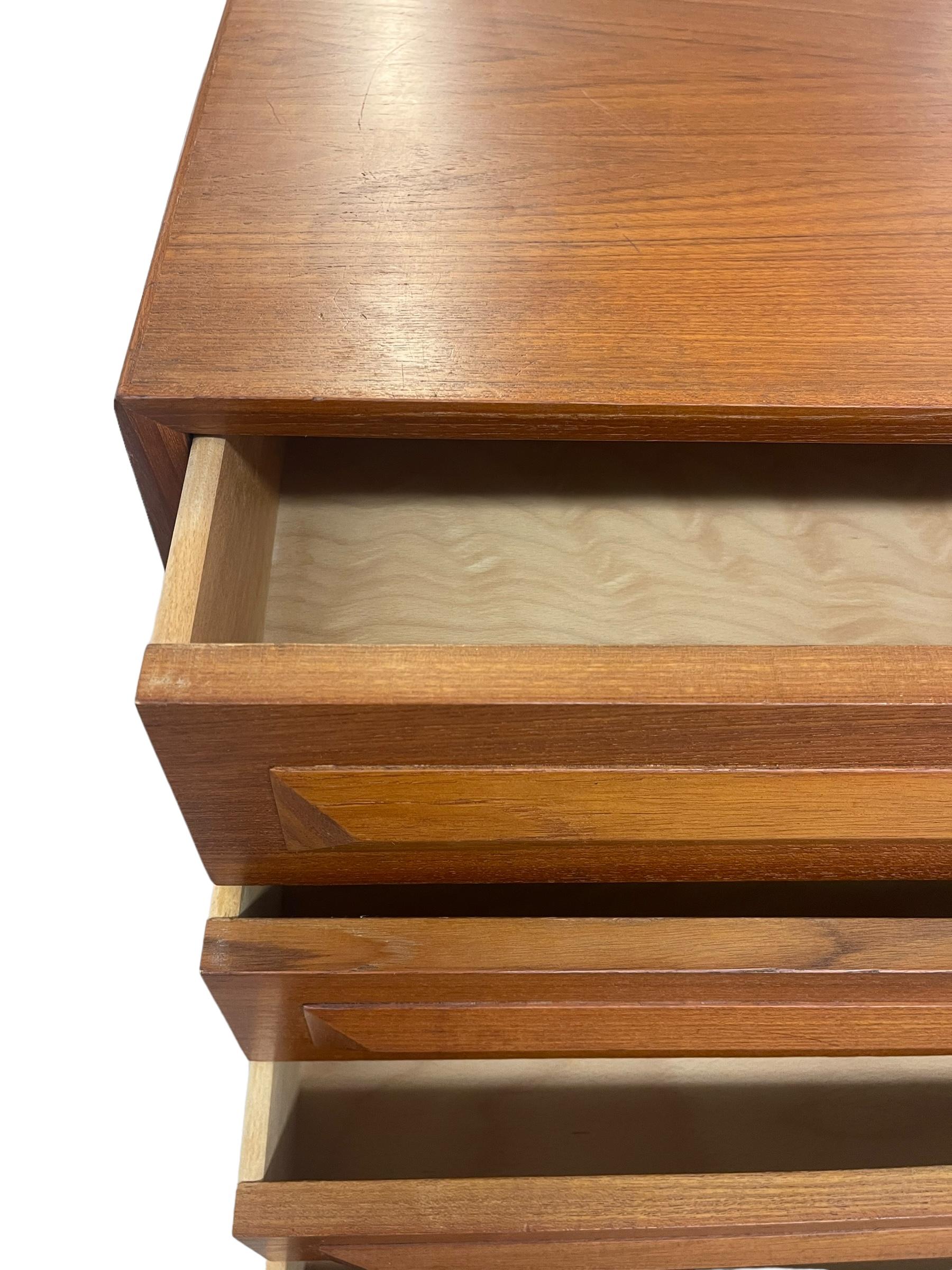 Teak Vintage Danish Mid Century Modern 4 Drawer Dresser in teak con cassetti a coda di rondine in vendita