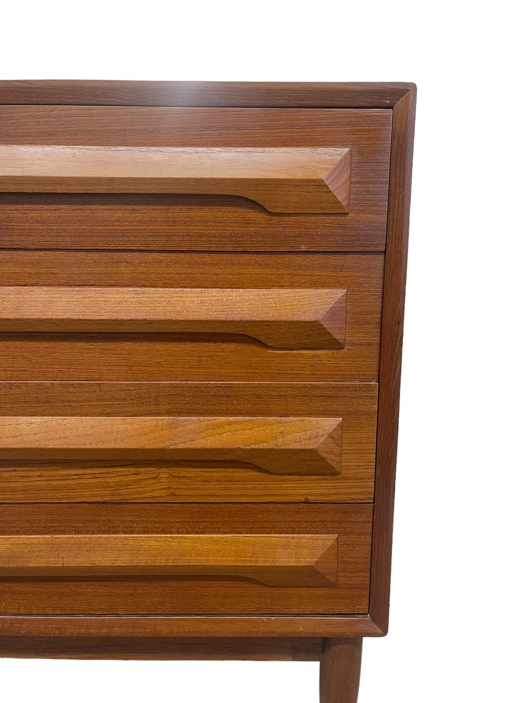 Vintage Danish Mid Century Modern 4 Drawer Dresser in teak con cassetti a coda di rondine in vendita 1