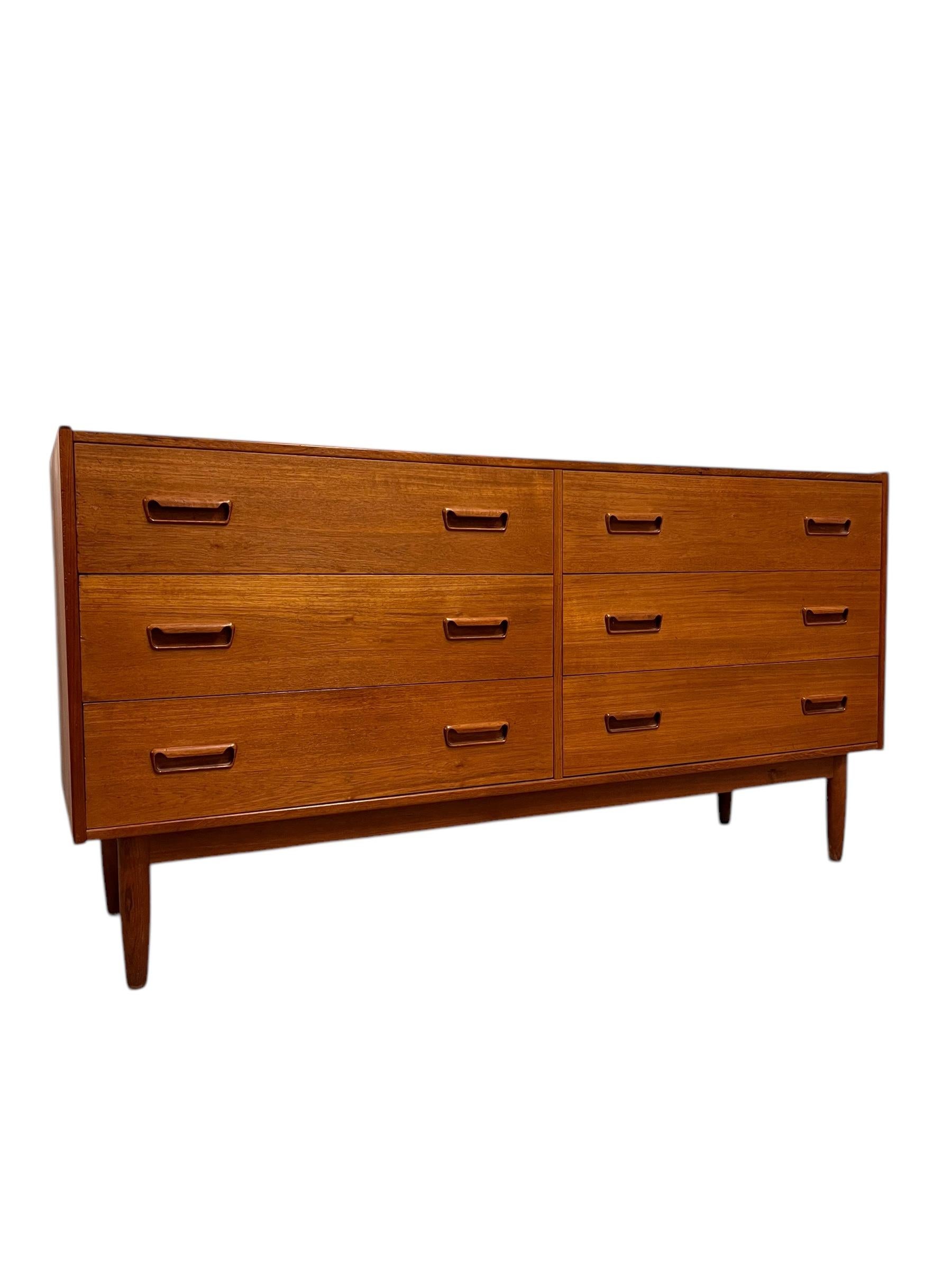 Mid-Century moderno Comò danese d'epoca a 6 cassetti in teak importato dalla Danimarca. in vendita