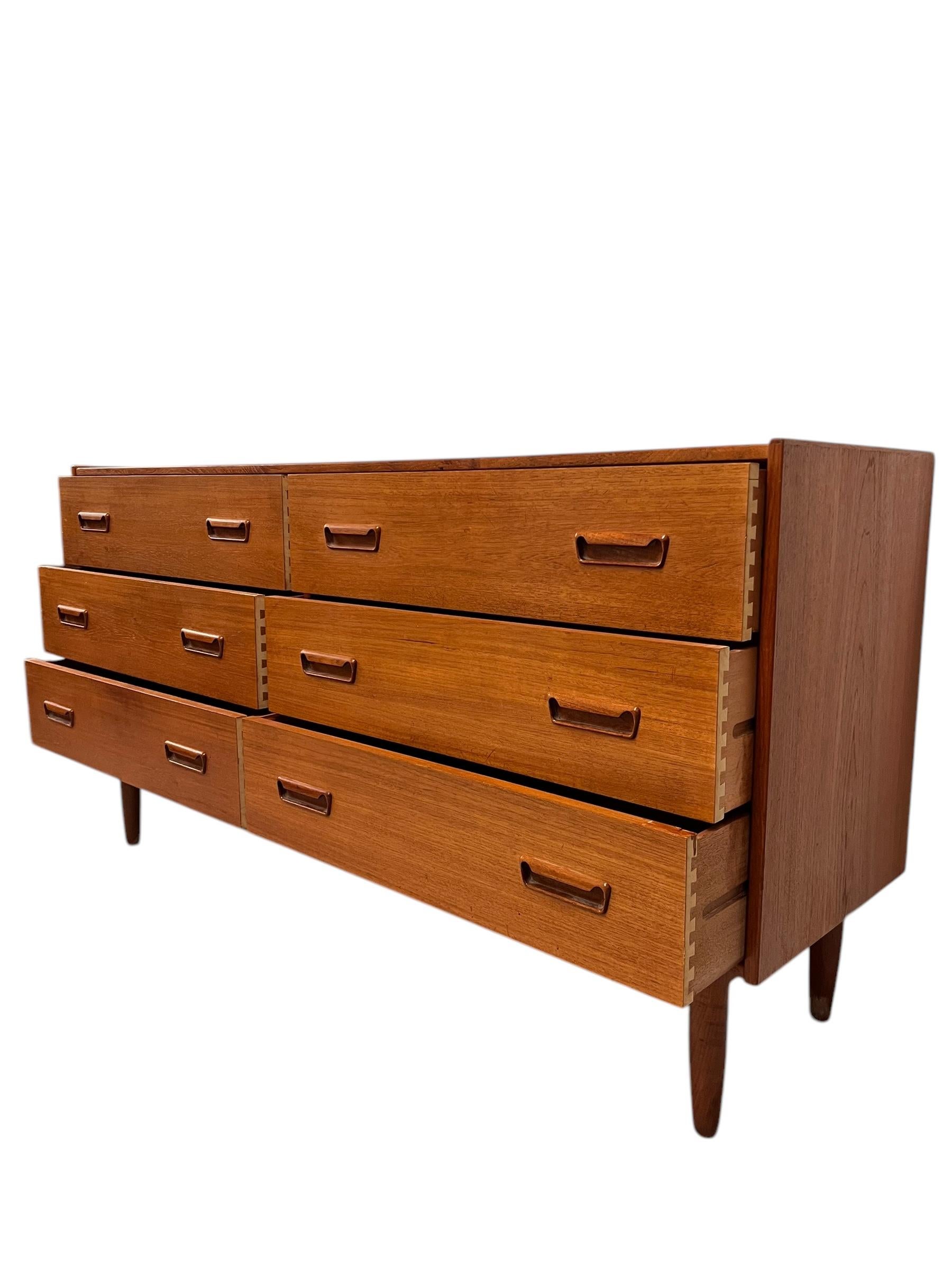 Comò danese d'epoca a 6 cassetti in teak importato dalla Danimarca. In condizioni buone in vendita a Seattle, WA