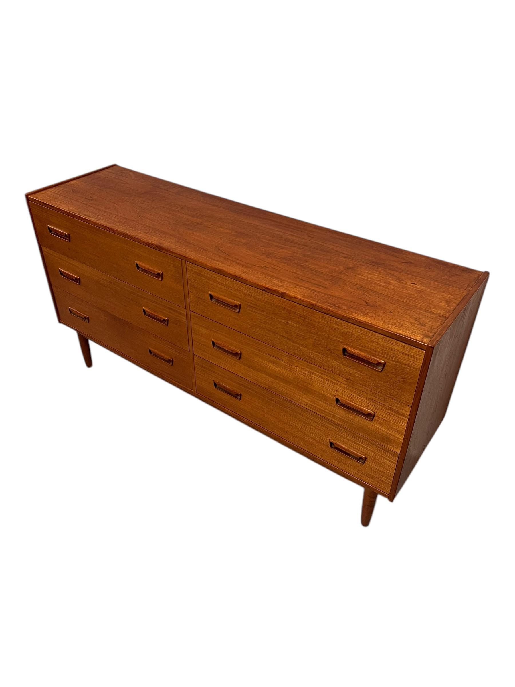 Fine XX secolo Comò danese d'epoca a 6 cassetti in teak importato dalla Danimarca. in vendita
