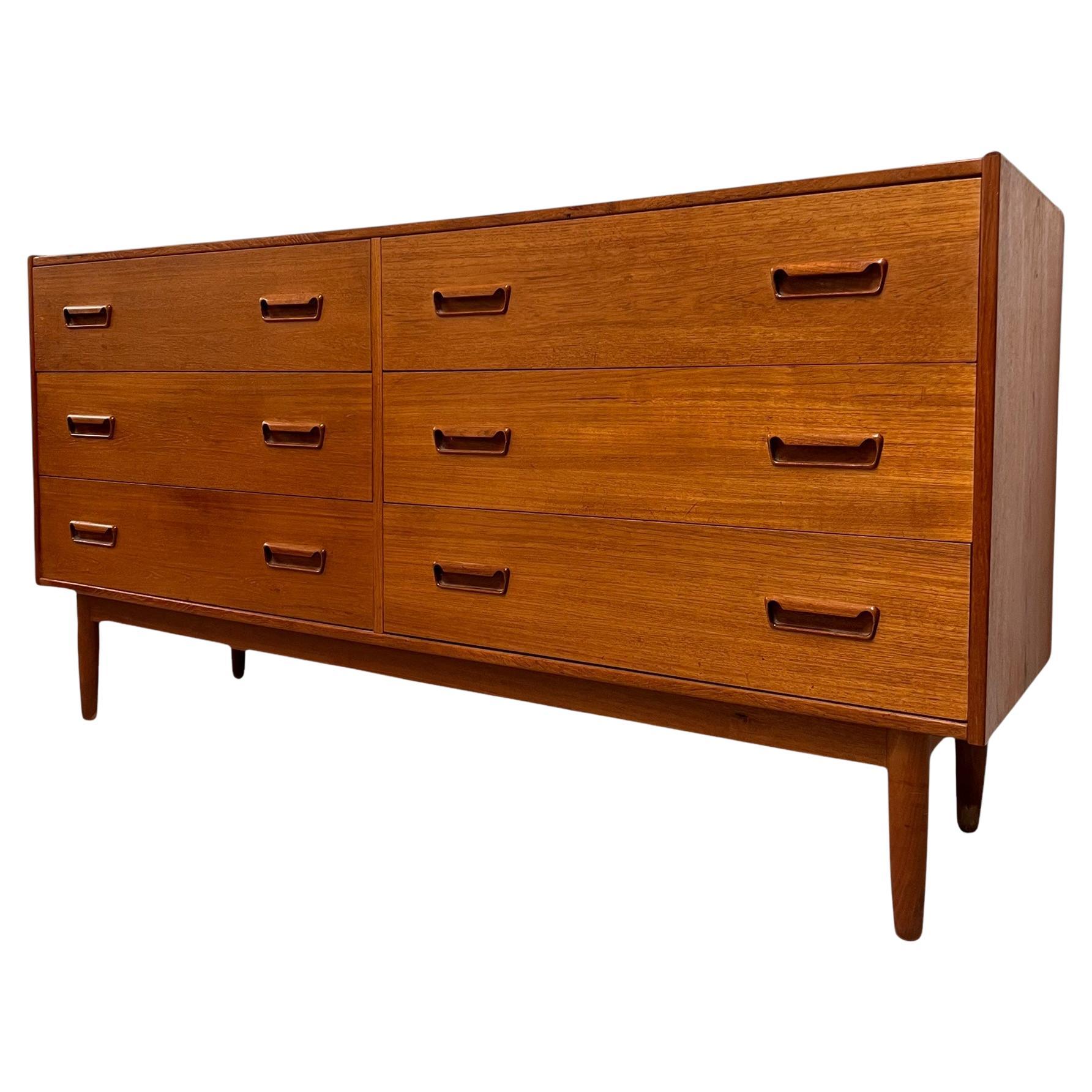 Dänische Mid-Century-Modern-Kommode aus Teakholz mit 6 Schubladen, Importiert aus Dänemark.