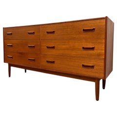 Dänische Mid-Century-Modern-Kommode aus Teakholz mit 6 Schubladen, Importiert aus Dänemark.