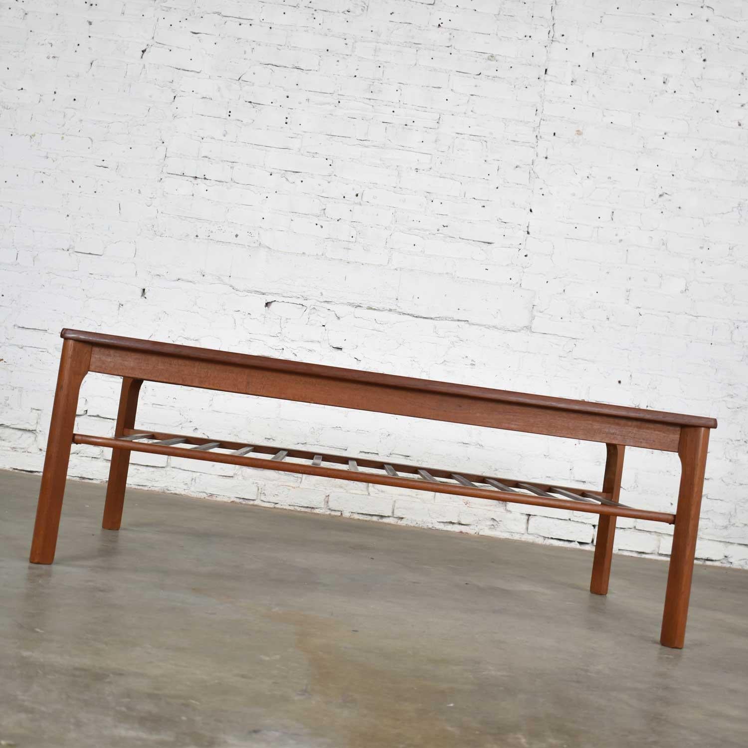 20th Century Vintage Danish Mid-Century Modern Coffee Table in Teak by Mobelfabrikken Toften For Sale