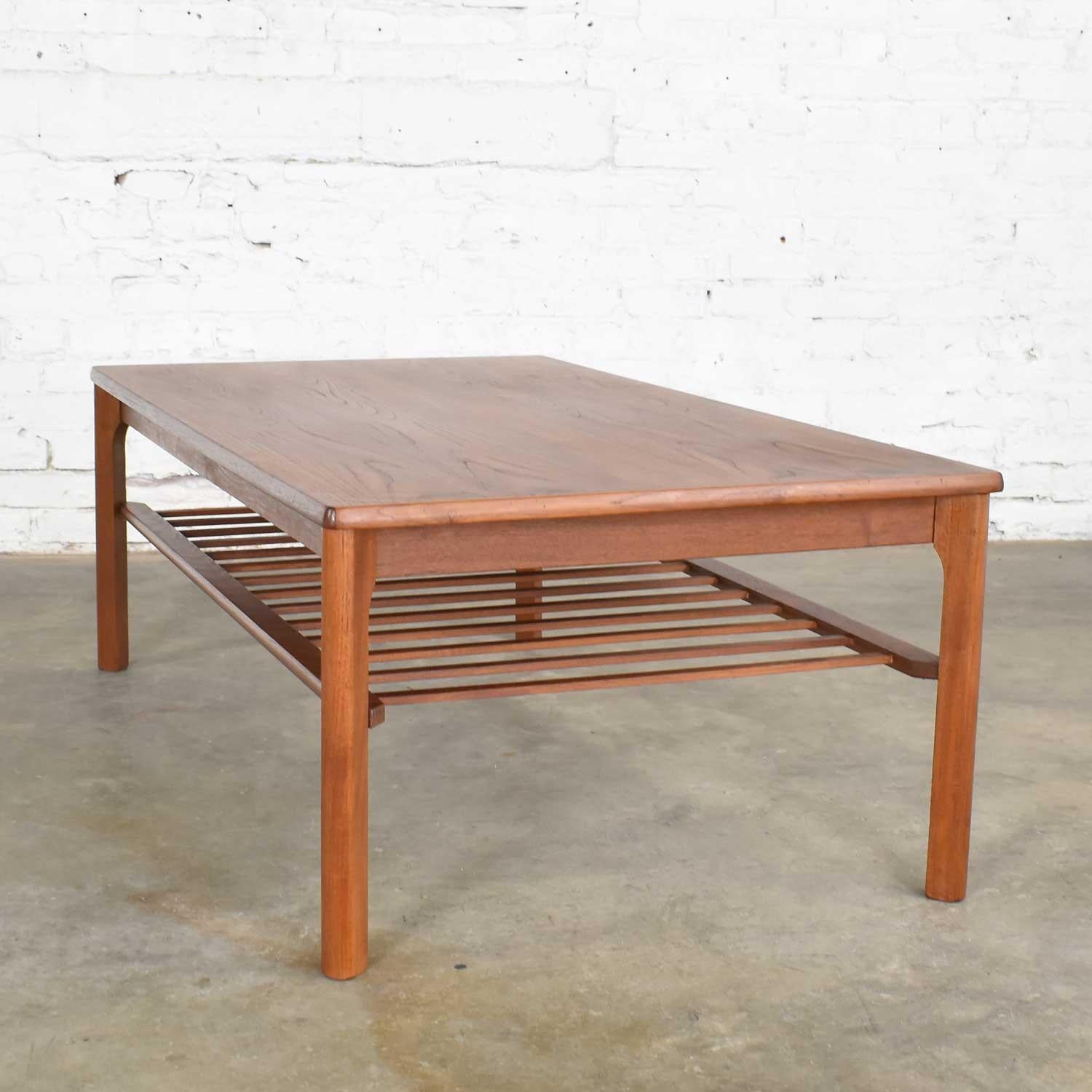 Vintage Danish Mid-Century Modern Coffee Table in Teak by Mobelfabrikken Toften For Sale 1