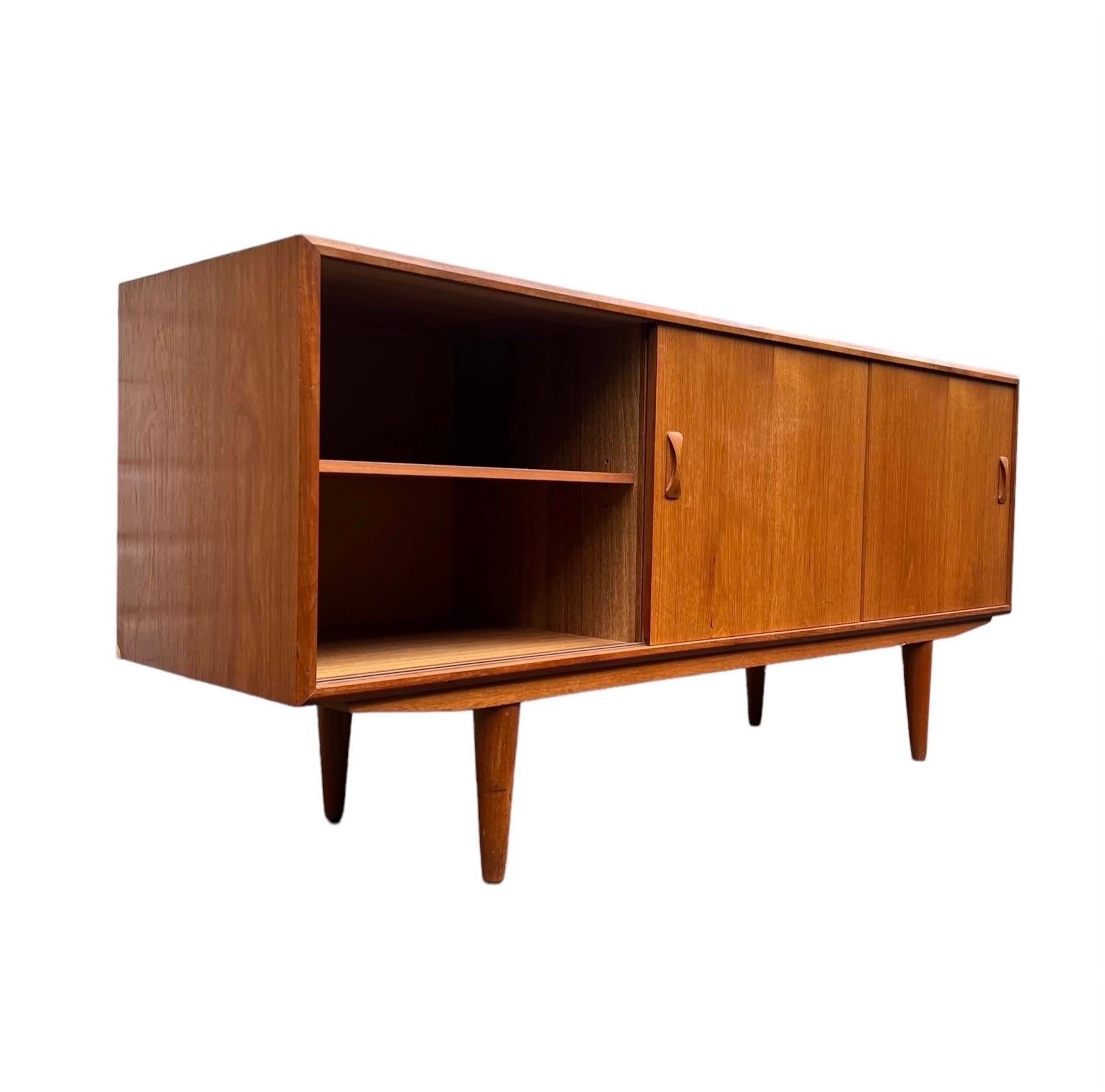 Vintage Danish Mid-Century Modern Credenza by Clausen and Sons Dovetail Drawers In Good Condition For Sale In Seattle, WA