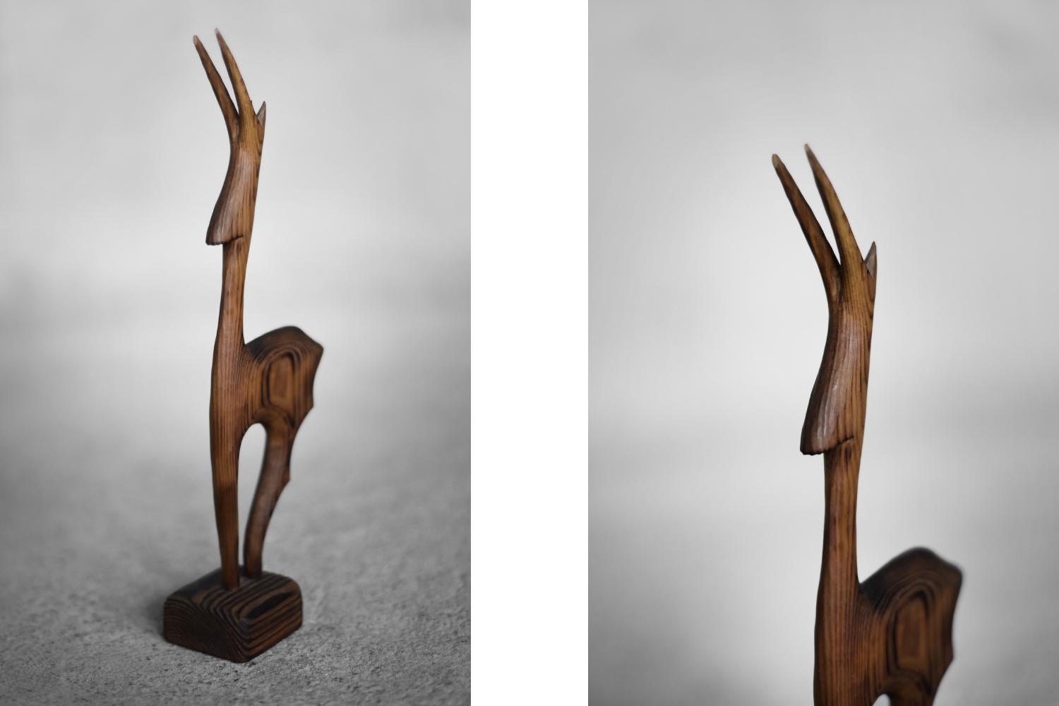 Questa statuetta di legno della gazzella è stata prodotta in Danimarca negli anni Sessanta. Realizzato a mano da un unico pezzo di legno, con una spazzolatura distinta che mette in risalto la struttura naturale del legno e le forti venature. La