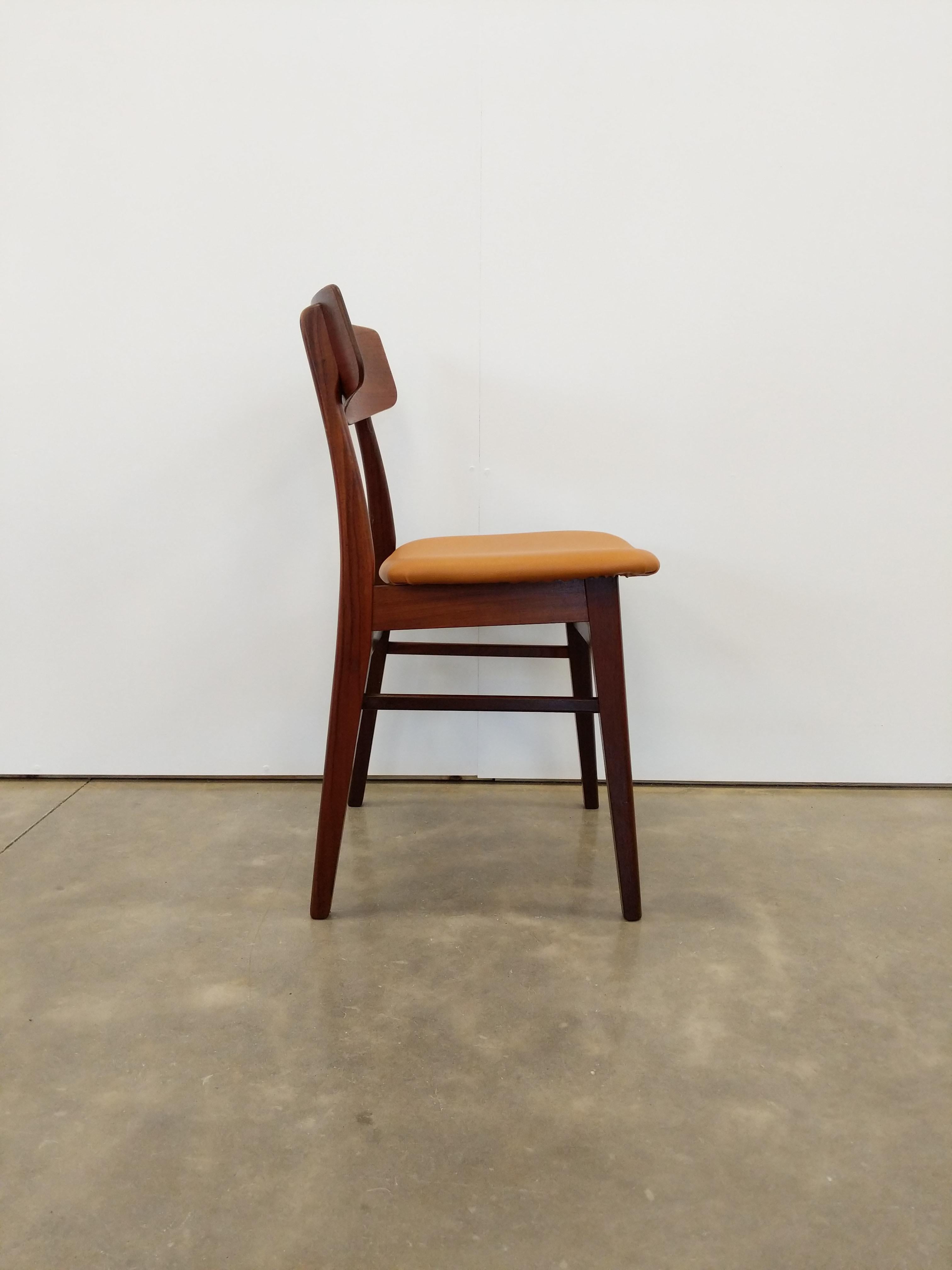 Authentic vintage mid century Danish / Scandinavian Modern dining chair.

This chair is in excellent refurbished condition with brand new Knoll upholstery (see photos).

If you would like any additional details, please contact us.

Dimensions:
31”