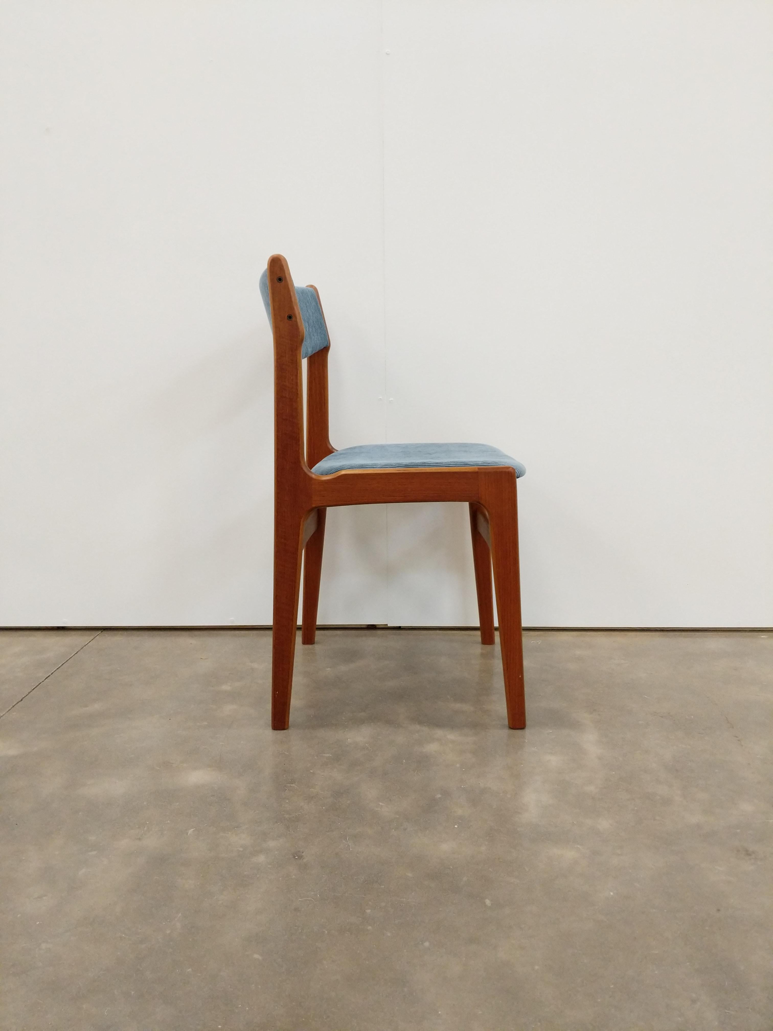 Authentic vintage mid century Danish / Scandinavian Modern dining chair.

Designed by Erik Buch for Anderstrup Møbelfabrik.

This chair is in excellent refurbished condition with brand new Knoll corduroy upholstery (see photos).

If you would like