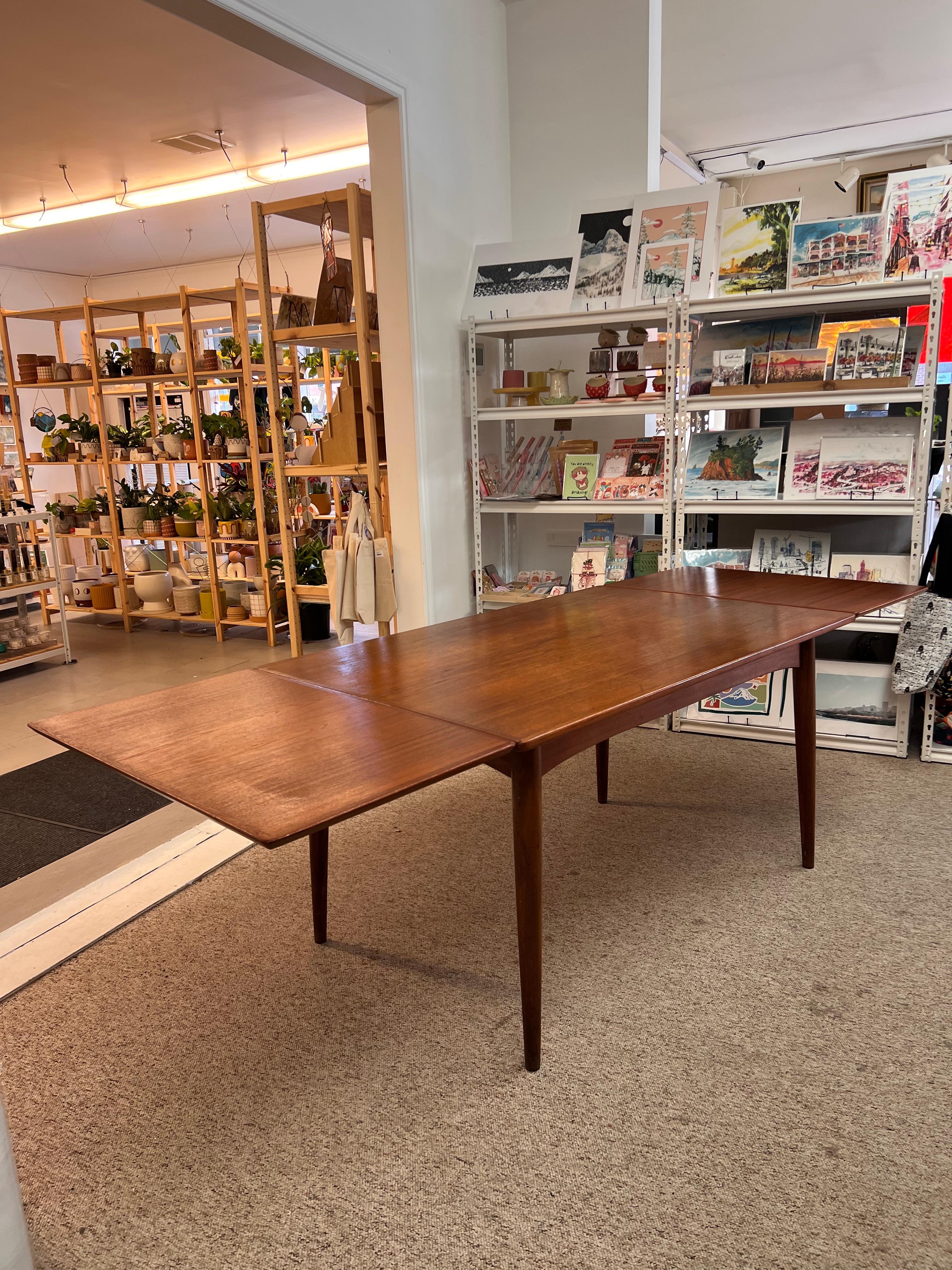 Table de salle à manger danoise vintage et moderne du milieu du siècle avec Slide Out Leaves Importé en vente 4