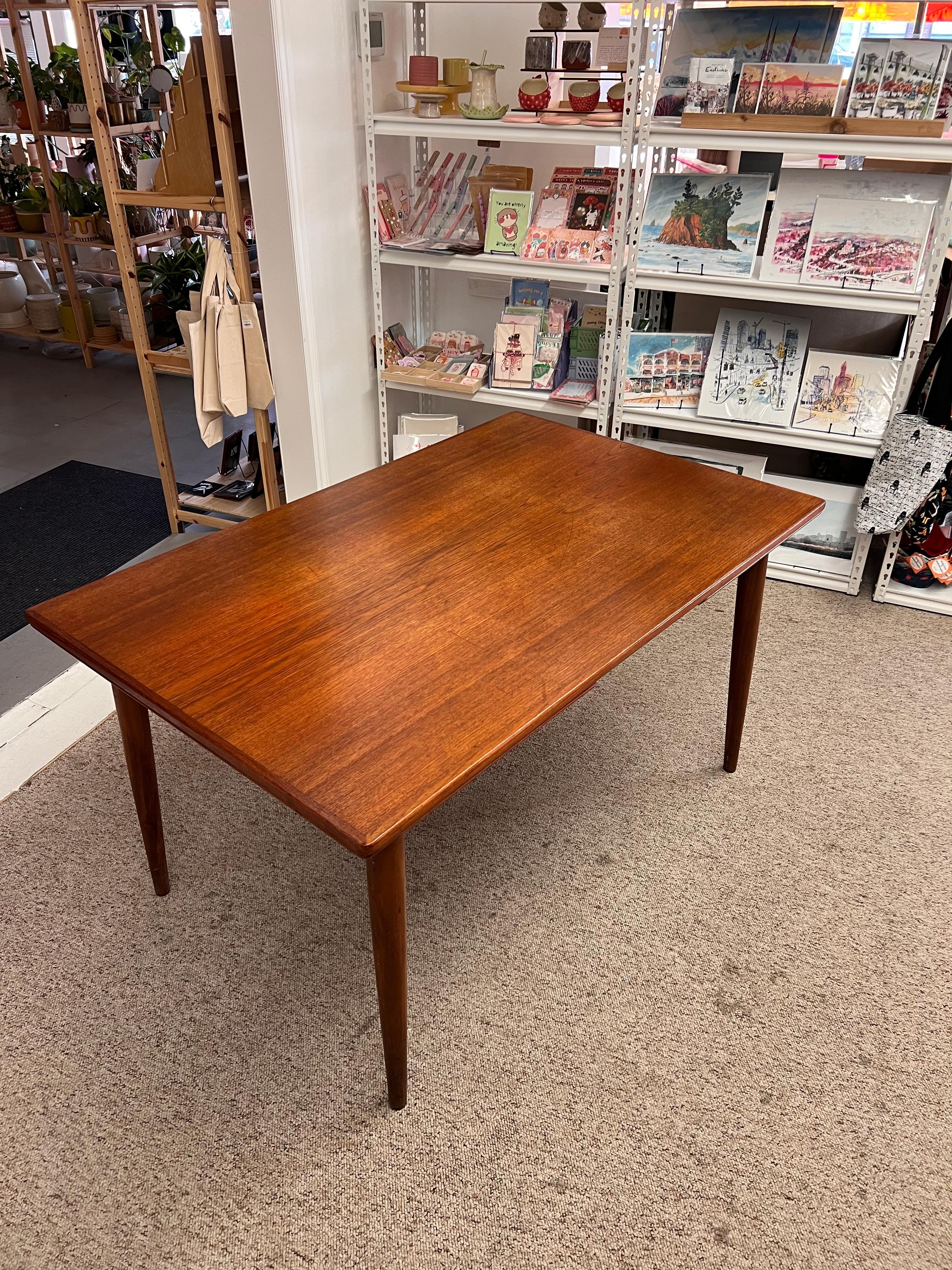 Table de salle à manger danoise vintage et moderne du milieu du siècle avec Slide Out Leaves Importé Bon état - En vente à Seattle, WA
