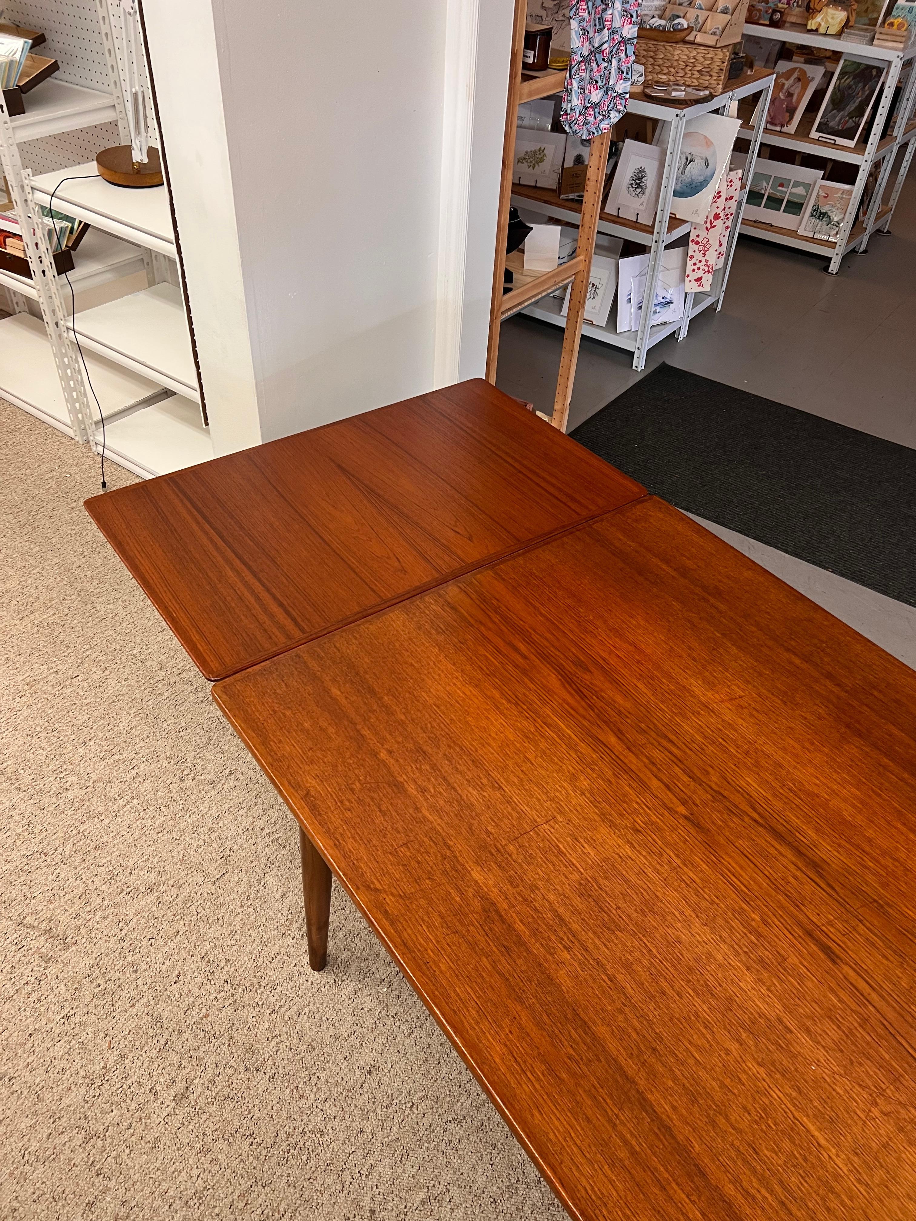 Fin du 20e siècle Table de salle à manger danoise vintage et moderne du milieu du siècle avec Slide Out Leaves Importé en vente