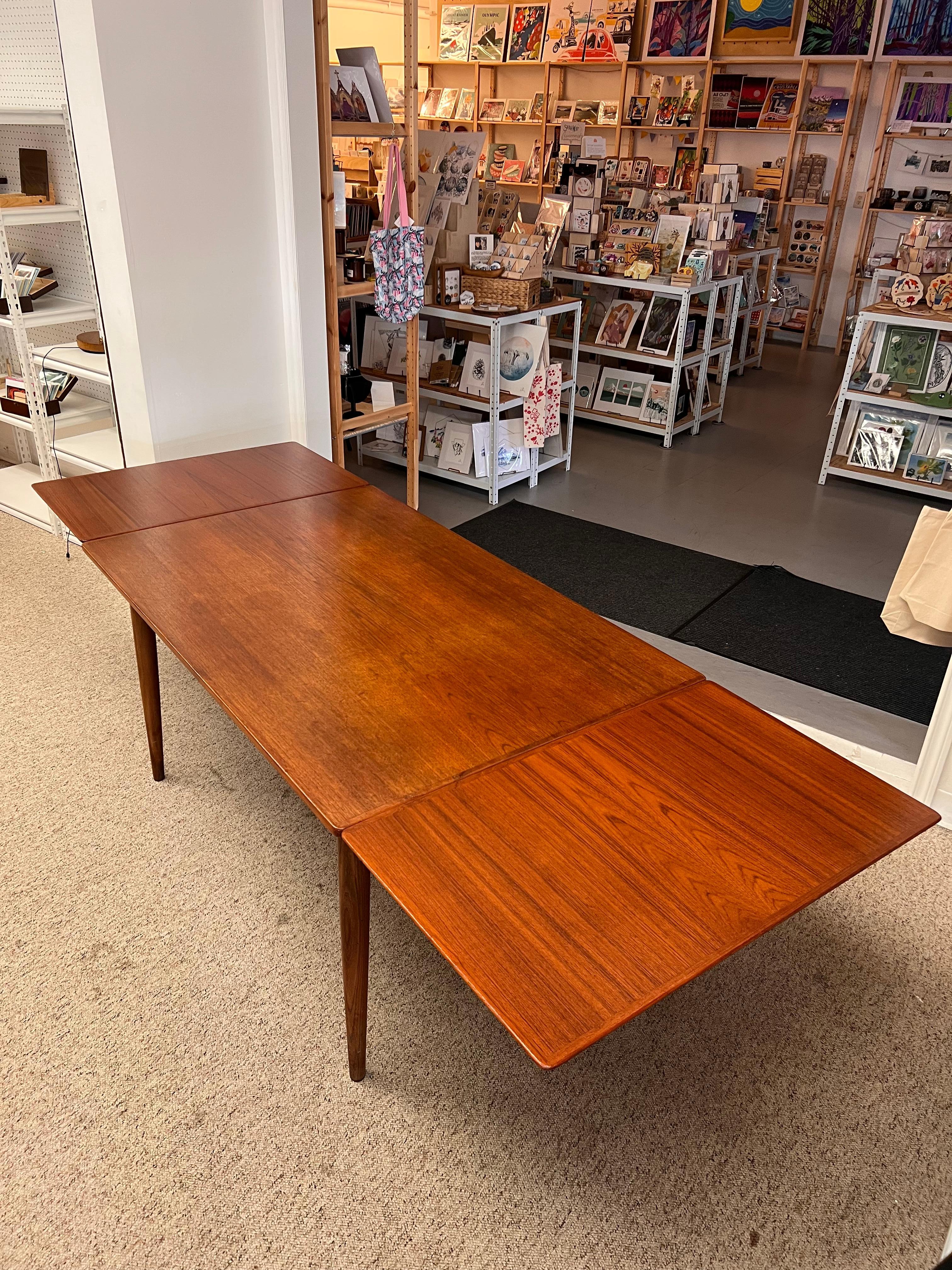 Table de salle à manger danoise vintage et moderne du milieu du siècle avec Slide Out Leaves Importé en vente 3
