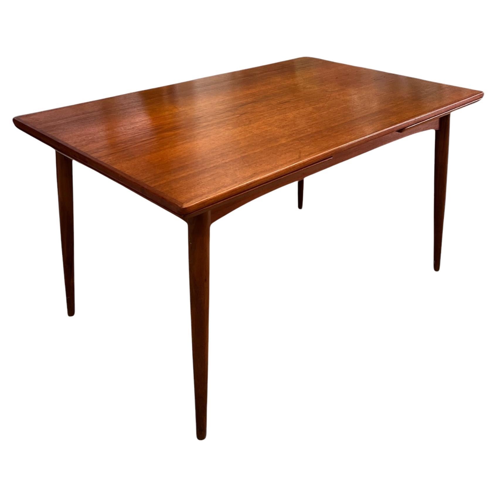 Table de salle à manger danoise vintage et moderne du milieu du siècle avec Slide Out Leaves Importé en vente