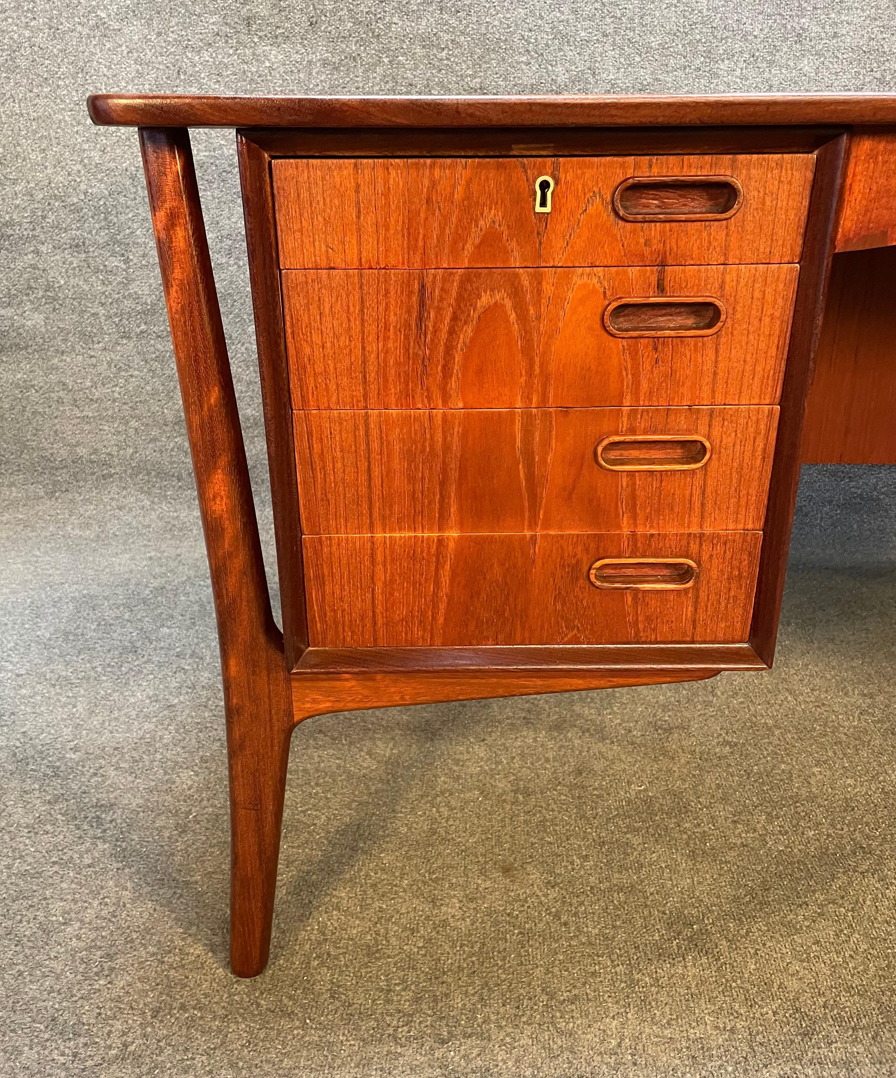 Here is a beautiful and sought after scandinavian modern executive desk in teak designed by Svend Madsen and manufactured by HOP Hansen in Denmark in the 1960's.
This special desk, recently imported from Europe to California before its refinishing,
