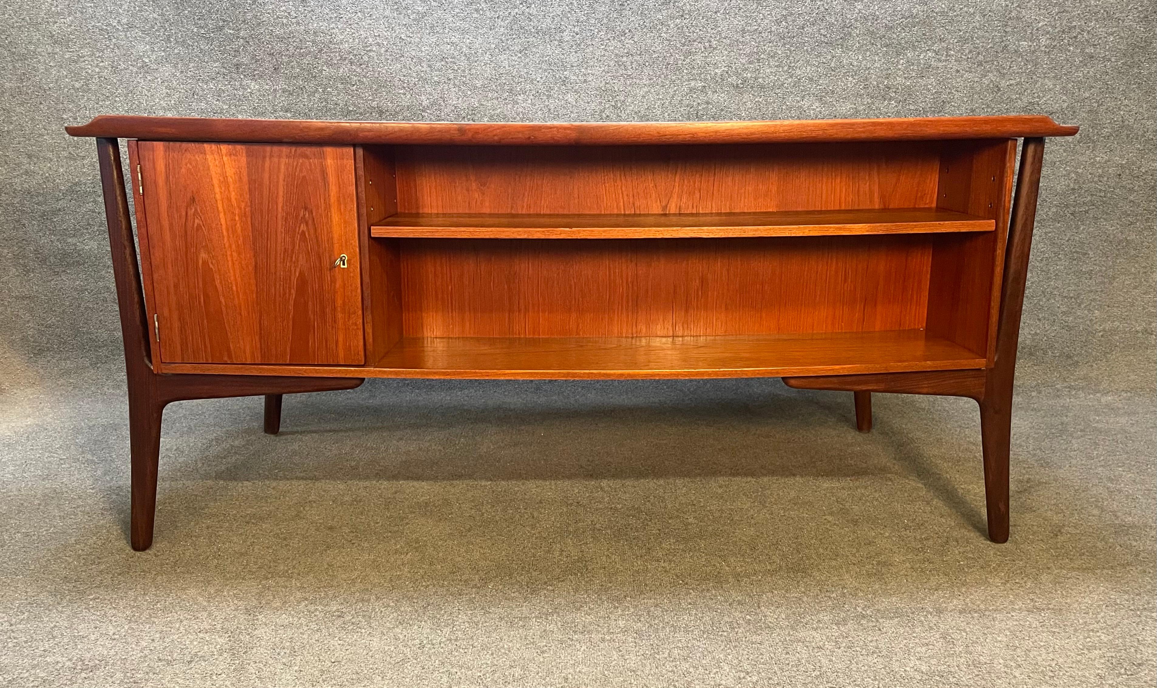 Vintage Danish Mid Century Modern Executive Desk by Svend Madsen for Hp Hansen In Good Condition In San Marcos, CA