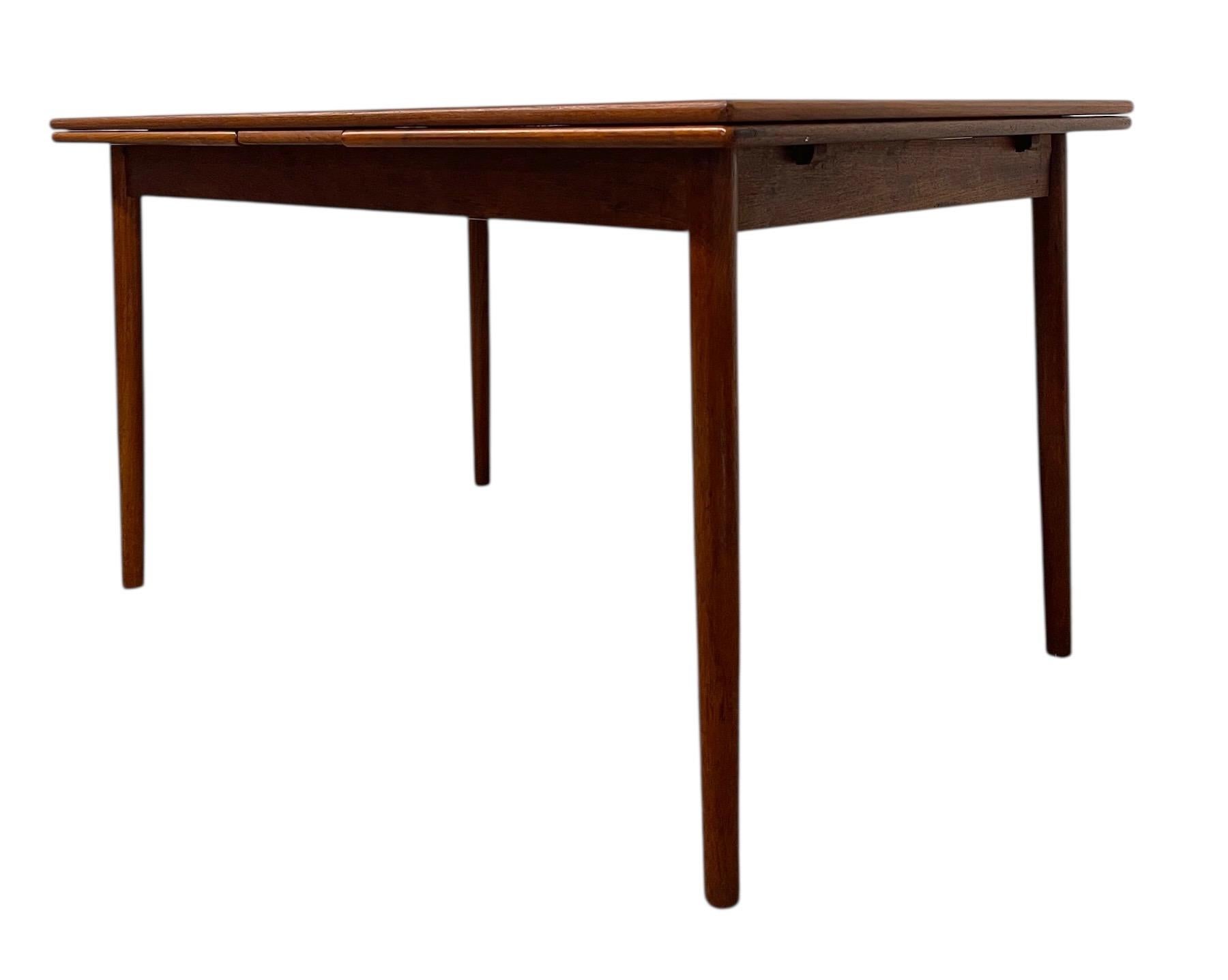 Vintage Danish Mid-century Modern Table à manger extensible avec des feuilles coulissantes en vente 7