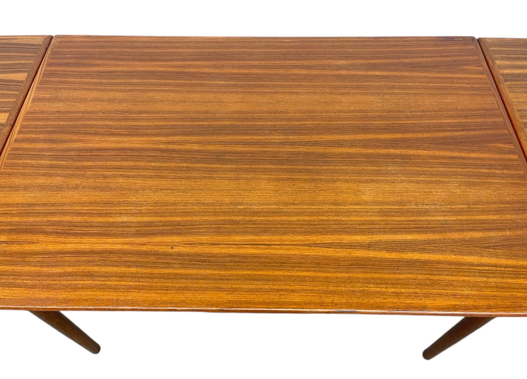 Bois Vintage Danish Mid-century Modern Table à manger extensible avec des feuilles coulissantes en vente